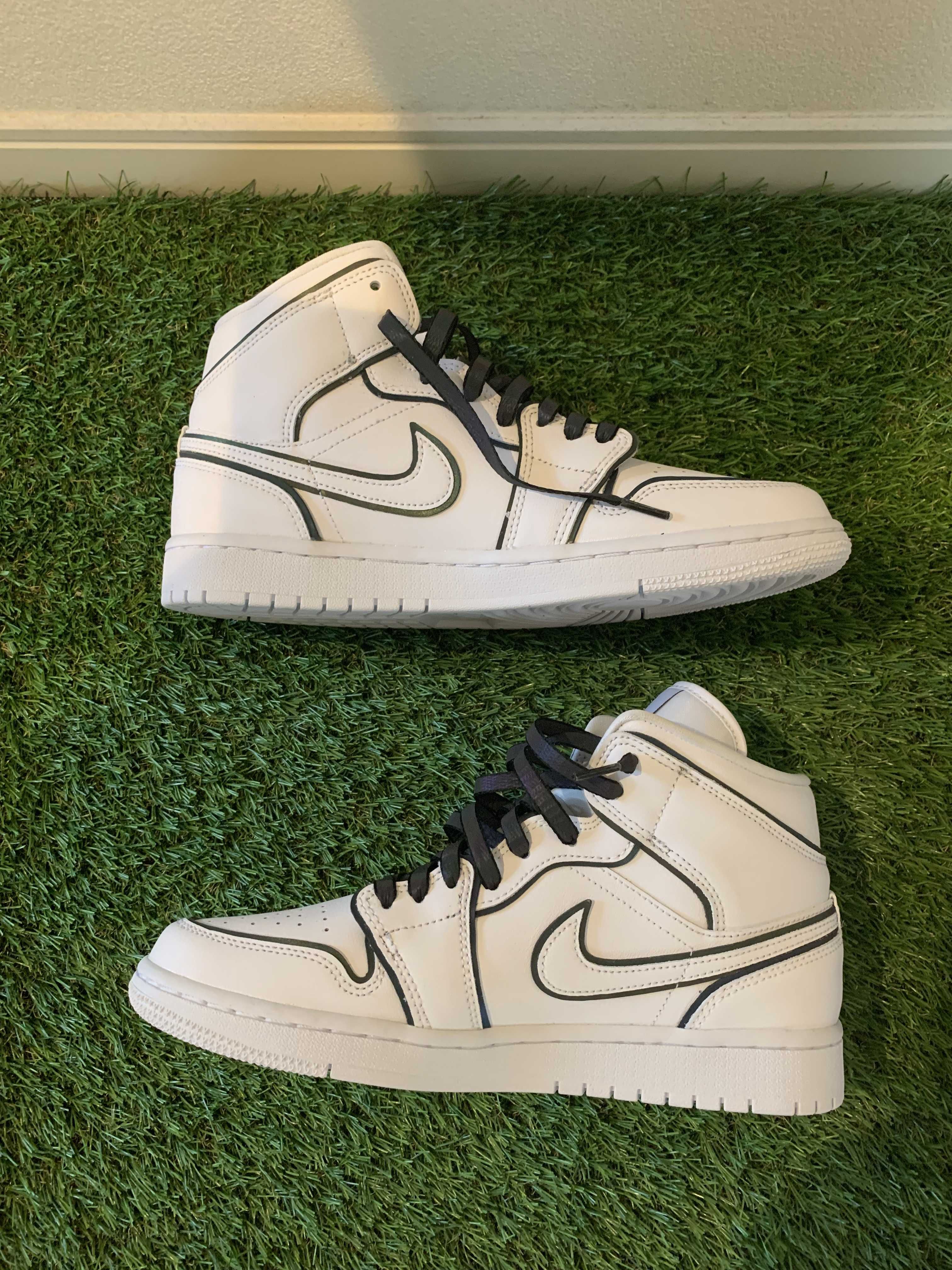NIKE Women's AIR JORDAN 1 MID "WHITE/BLACK"