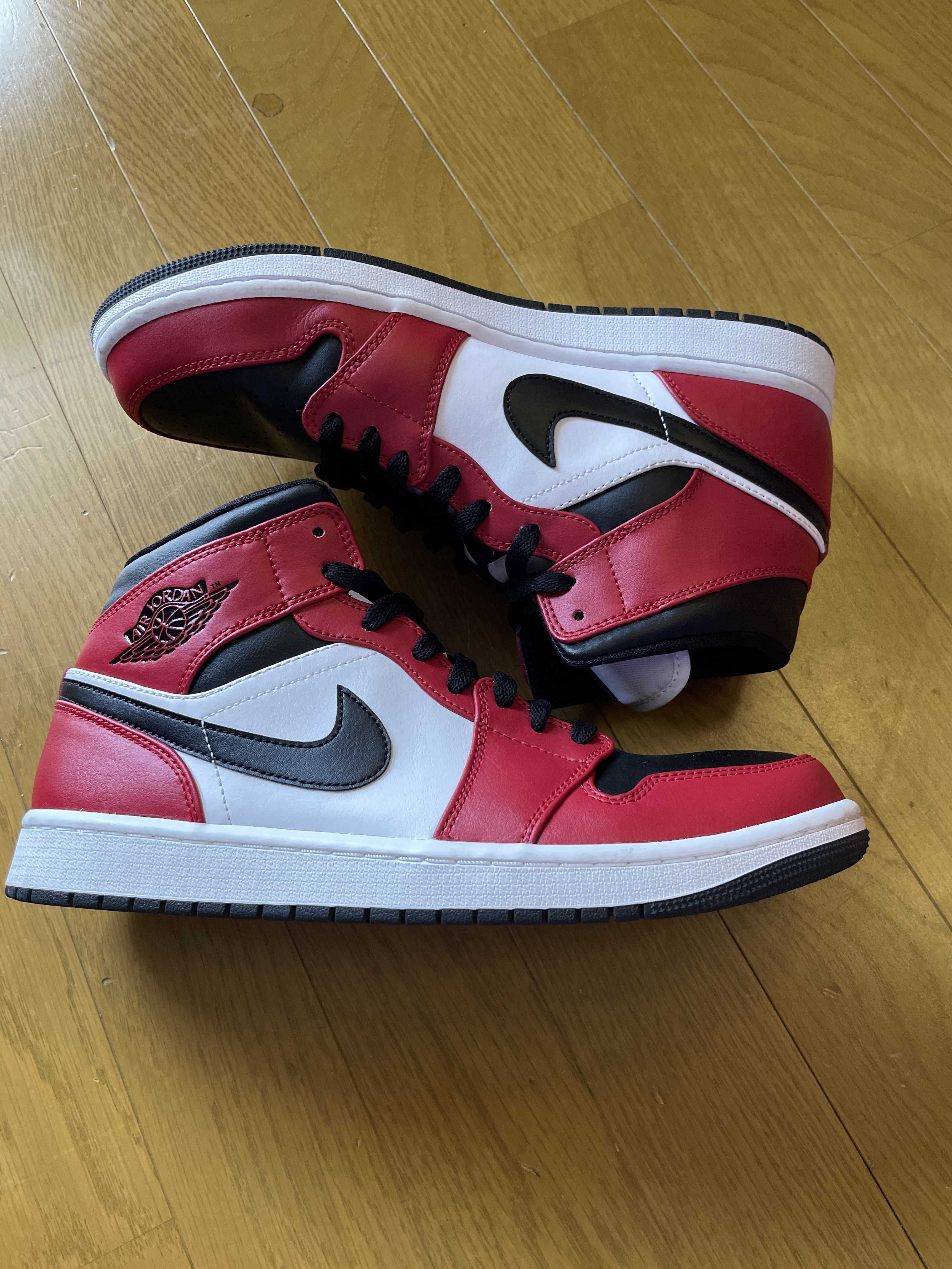 Nike Air Jordan 1 Mid "Chicago Black Toe"