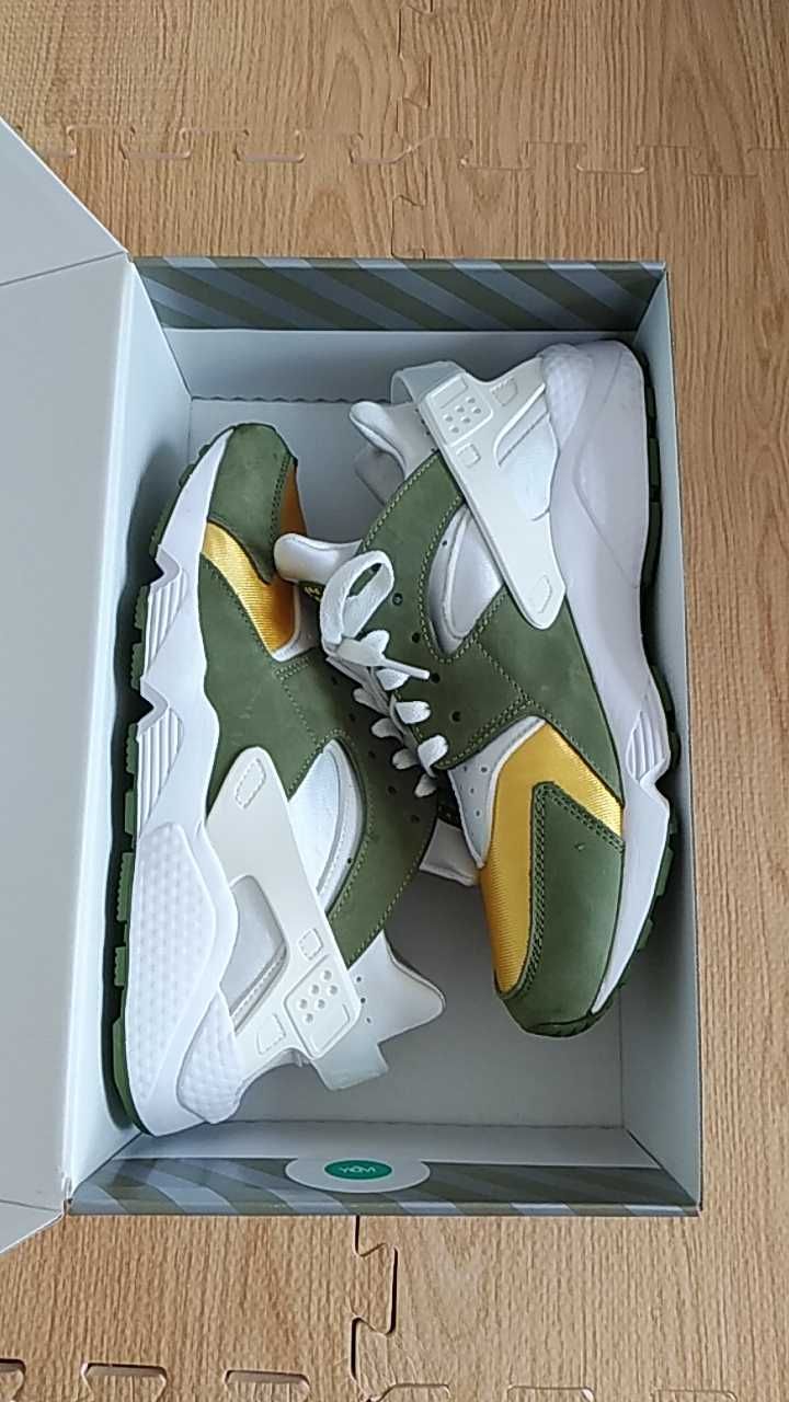 Stussy × Nike Air Huarache "Dark Olive"