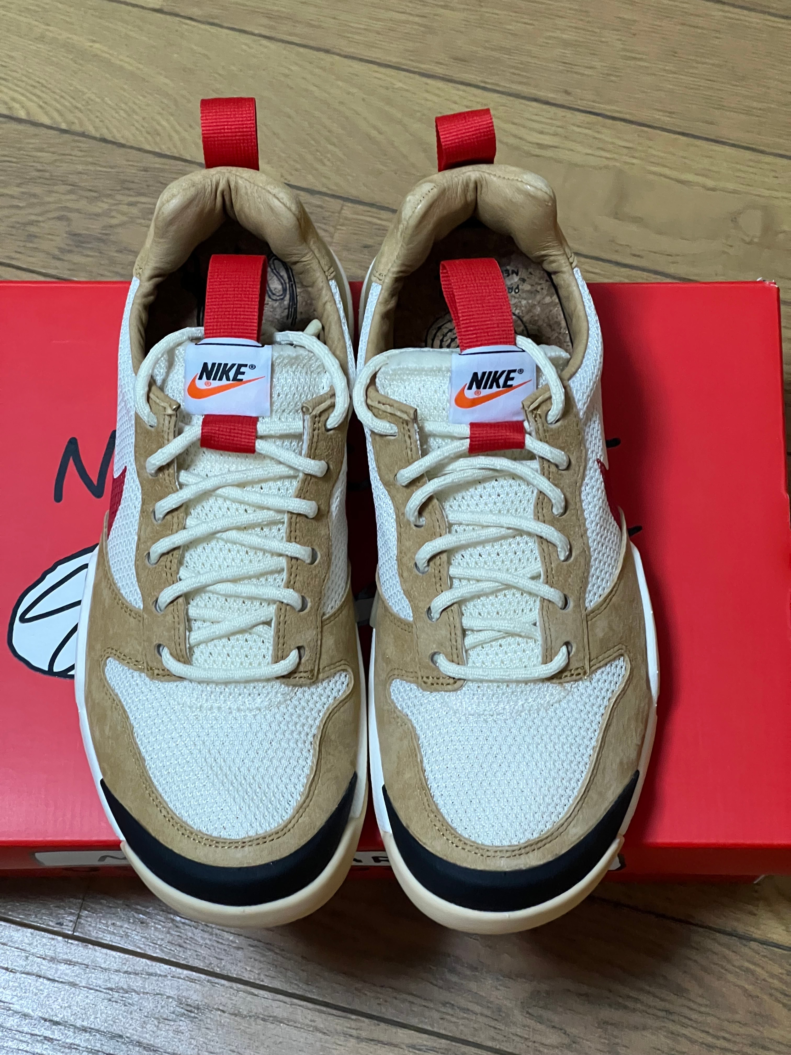 トム サックス × ナイキ クラフト マーズ ヤード3.0 "ナチュラル/スポーツレッド"