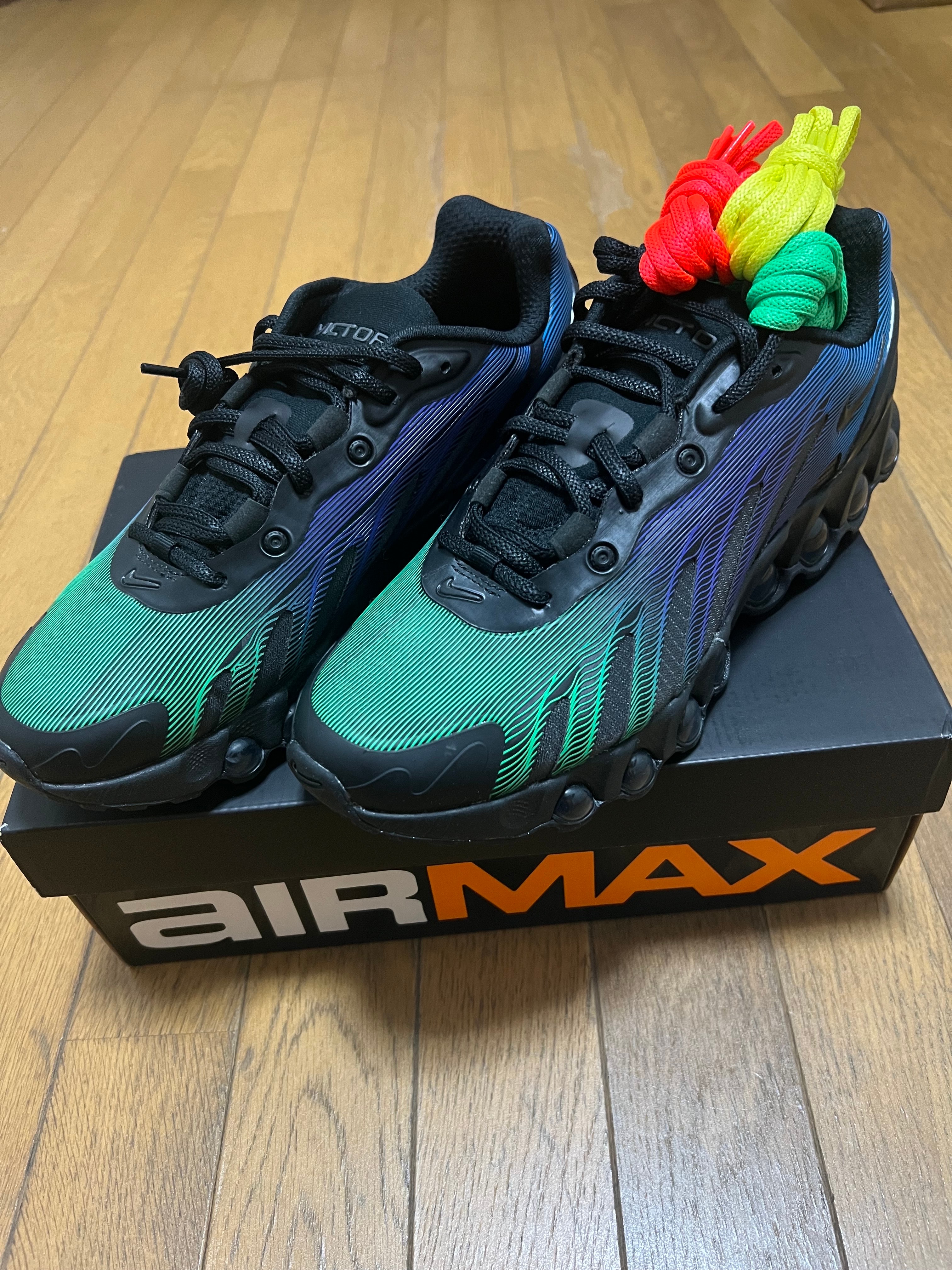 ビクタービクターワールドワイド × ナイキ エアマックスDN8 "ニューヨーク/ブラック/マルチカラー"