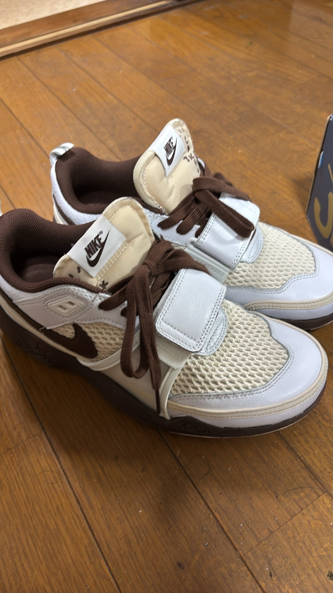 Travis Scott × Nike Zoom Field Jaxx "White and Light Chocolate"