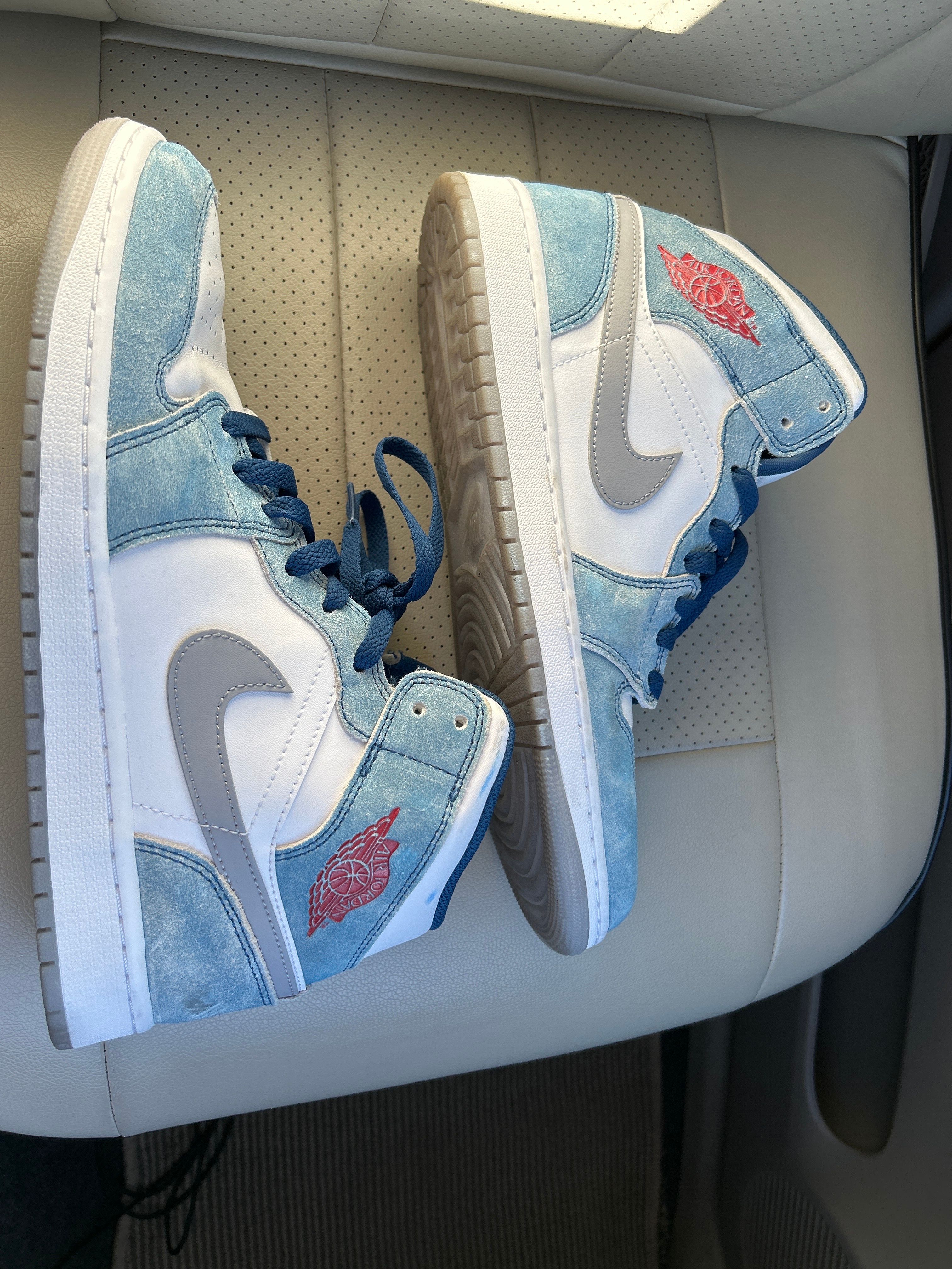 Nike Air Jordan 1 Mid SE "White/Hyper Royal/Red"