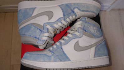 Nike Air Jordan 1 High OG "Hyper Royal"