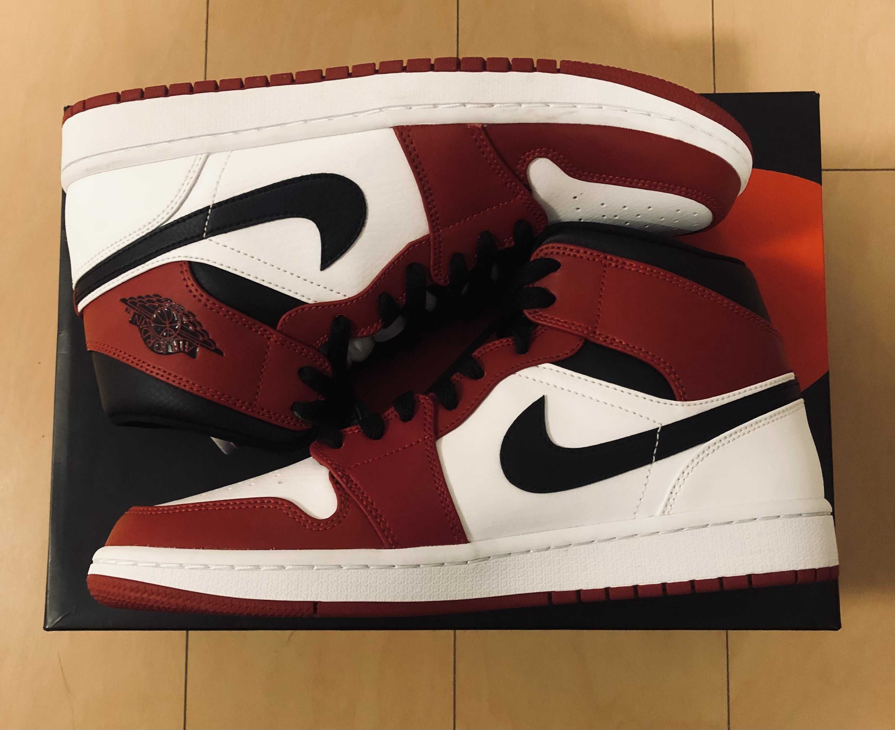 Nike Air Jordan 1 Mid "Chicago"