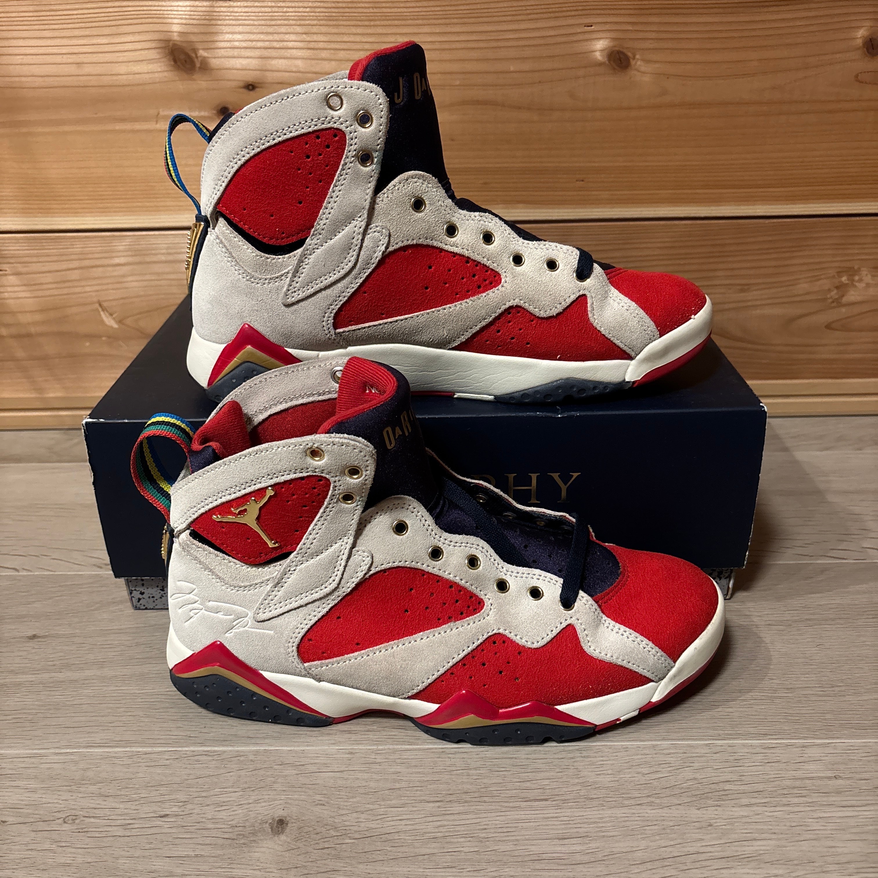 トロフィールーム × ナイキ エアジョーダン7 "トゥルーレッド アンド オブシディアン"