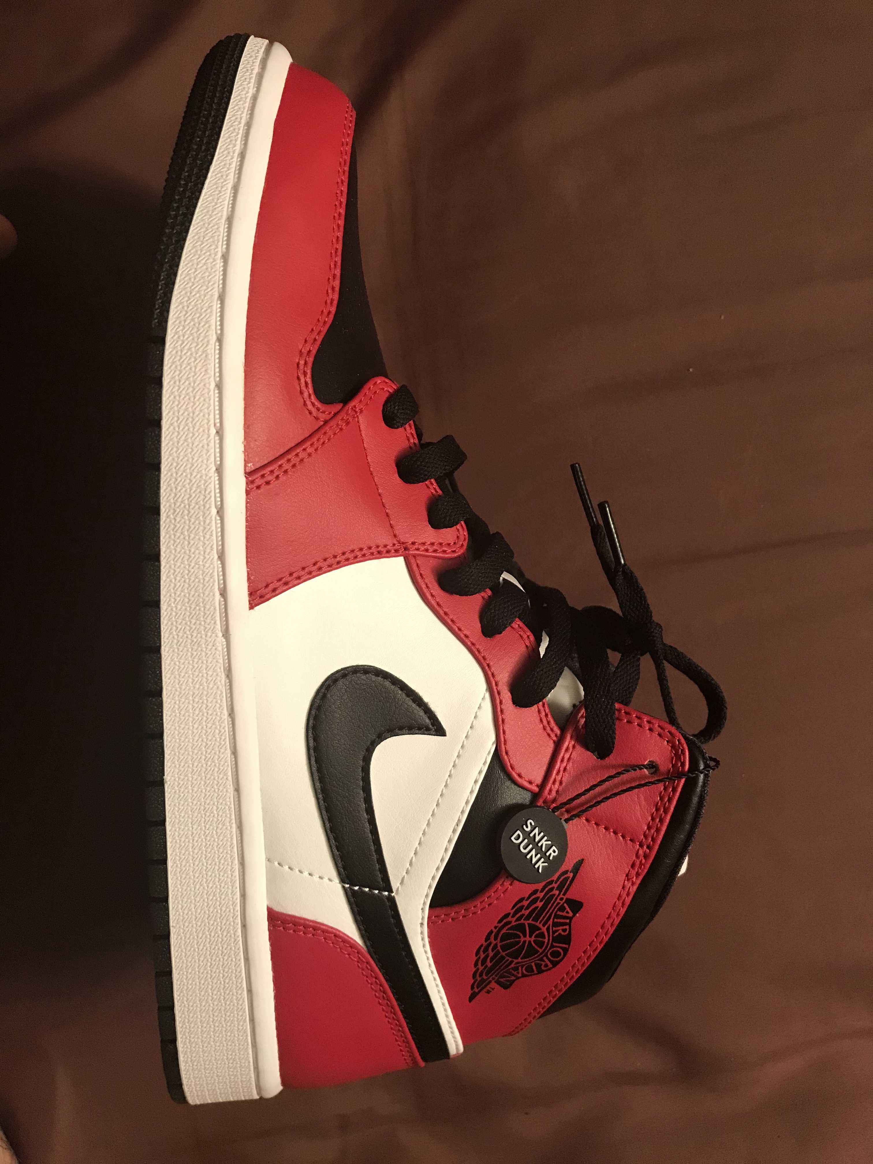 Nike Air Jordan 1 Mid "Chicago Black Toe"