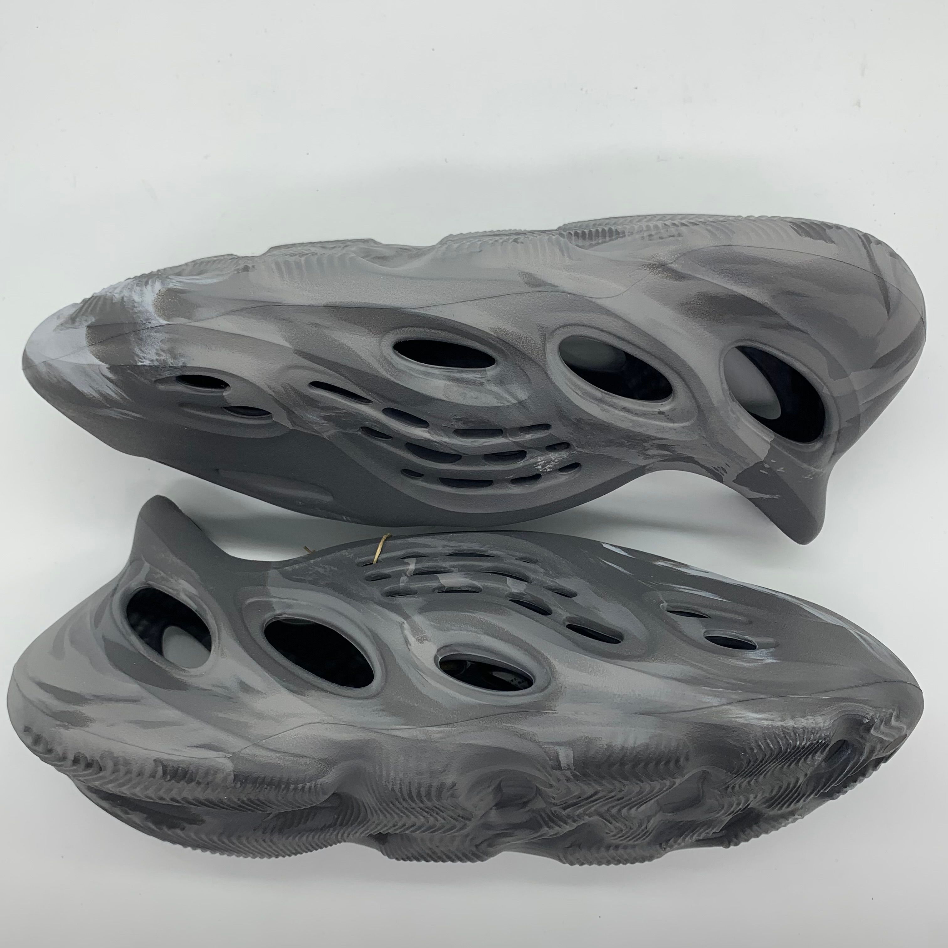 YEEZY Foam Runner イージー フォーラム 異端デザインのサンダル「YZY FOAM RUNNER」2カラーが新登場