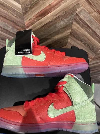 Nike SB Dunk High "Strawberry Cough"