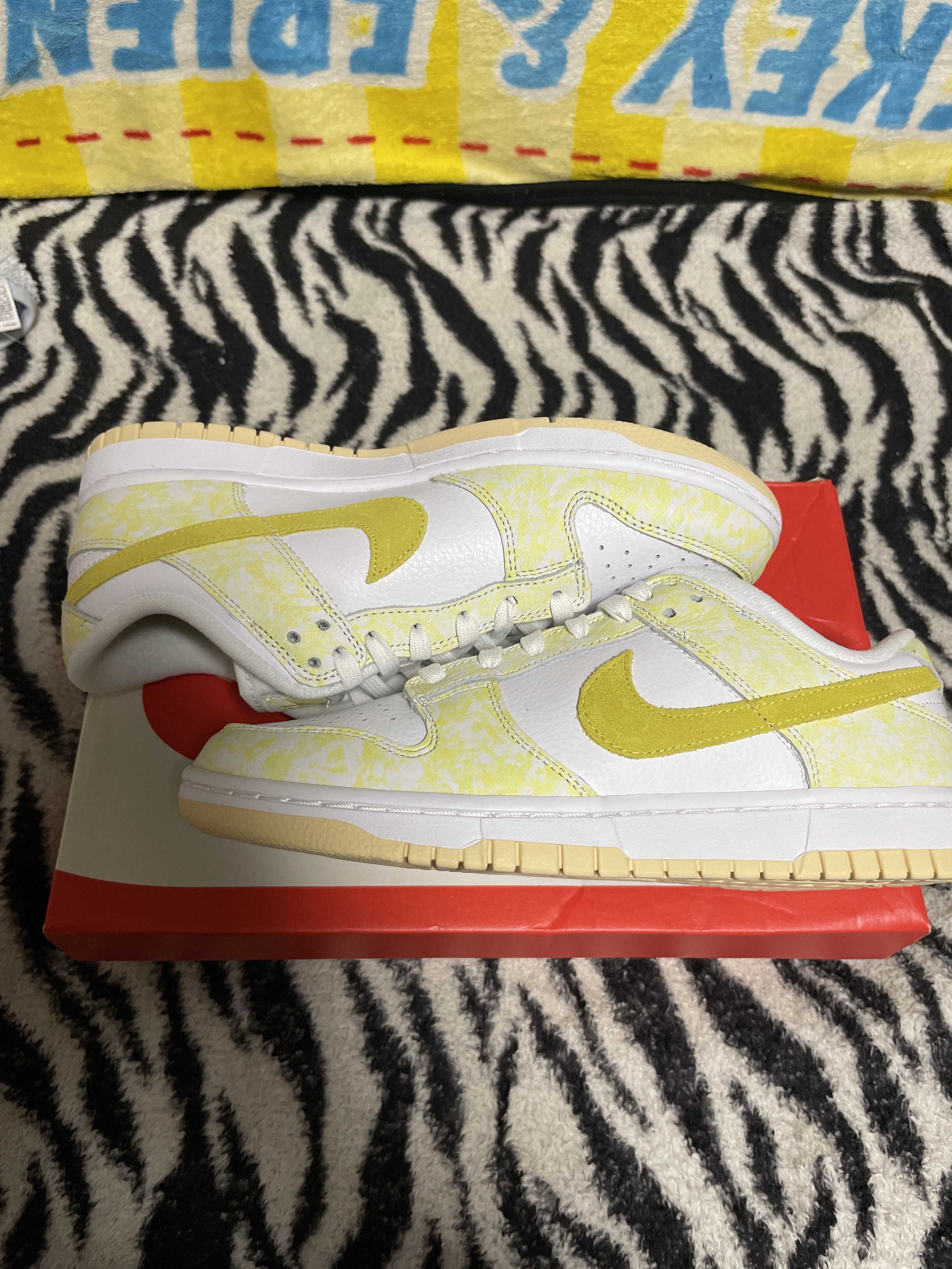 NIKE Women's DUNK LOW "YELLOW STRIKE"