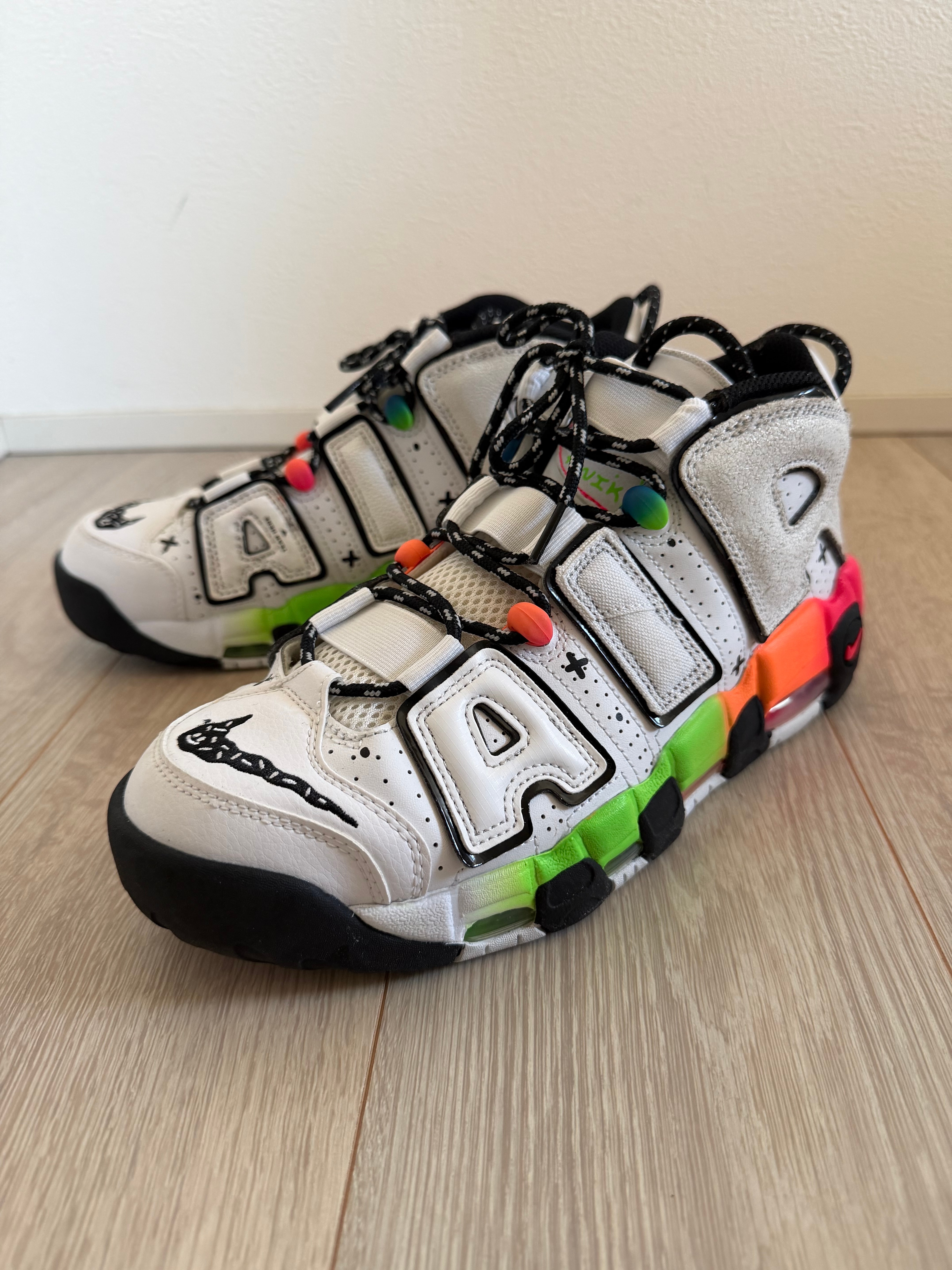 ナイキ エアモアアップテンポ 96 ゴースト "ホワイト/ブルー/オレンジ グリーン"