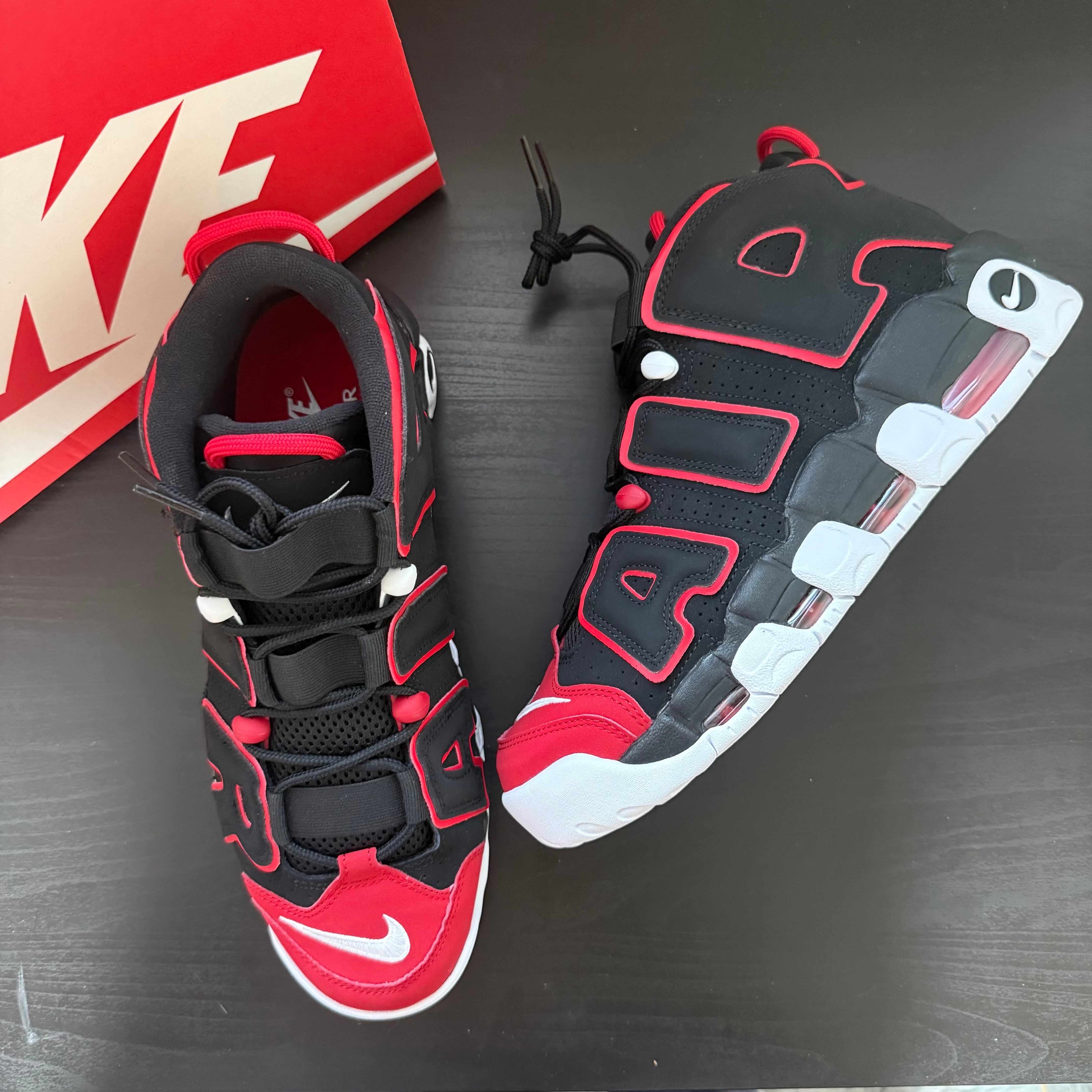 ナイキ エア モアアップテンポ "レッドトゥ"