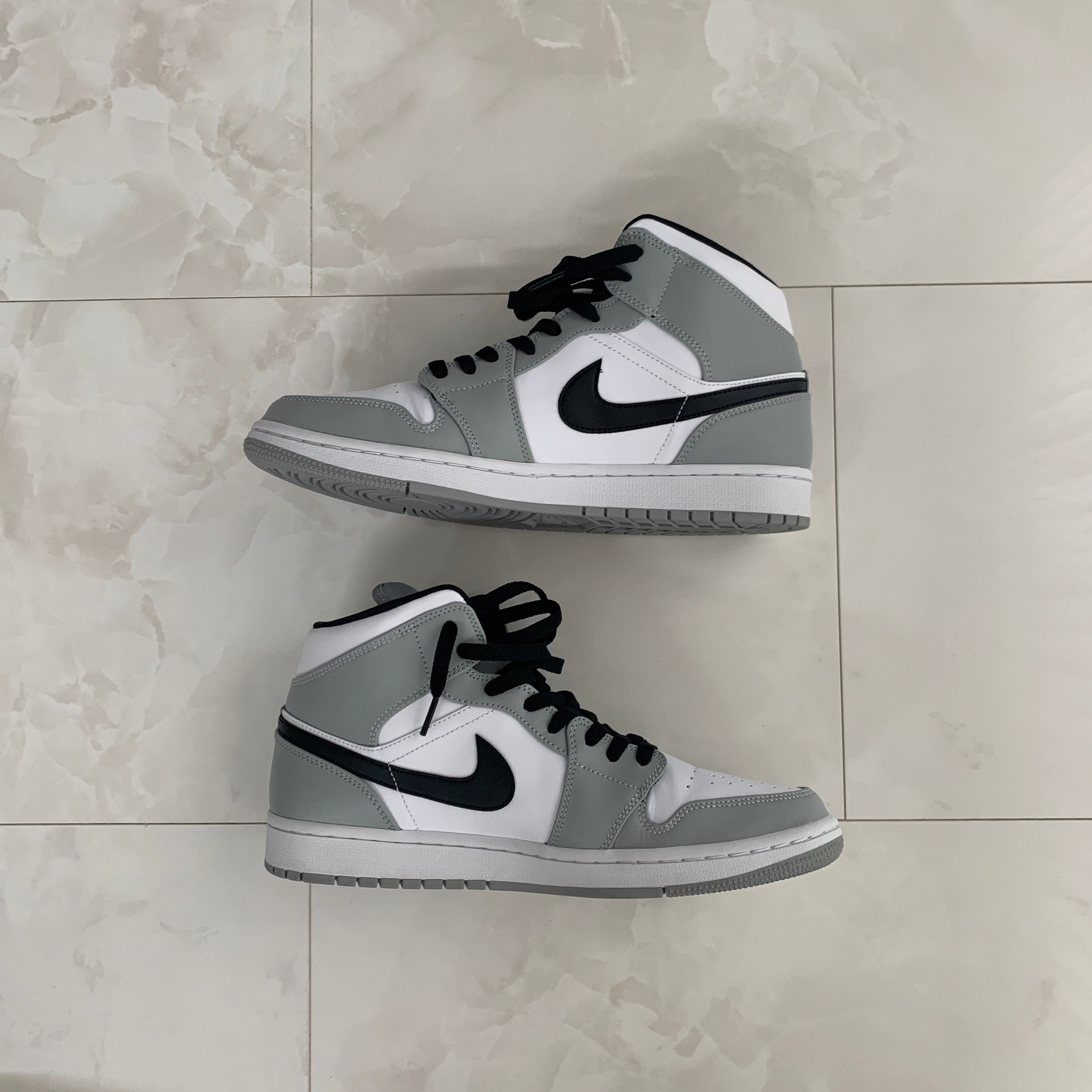Nike Air Jordan 1 Mid "Light Smoke Grey/White/Black"