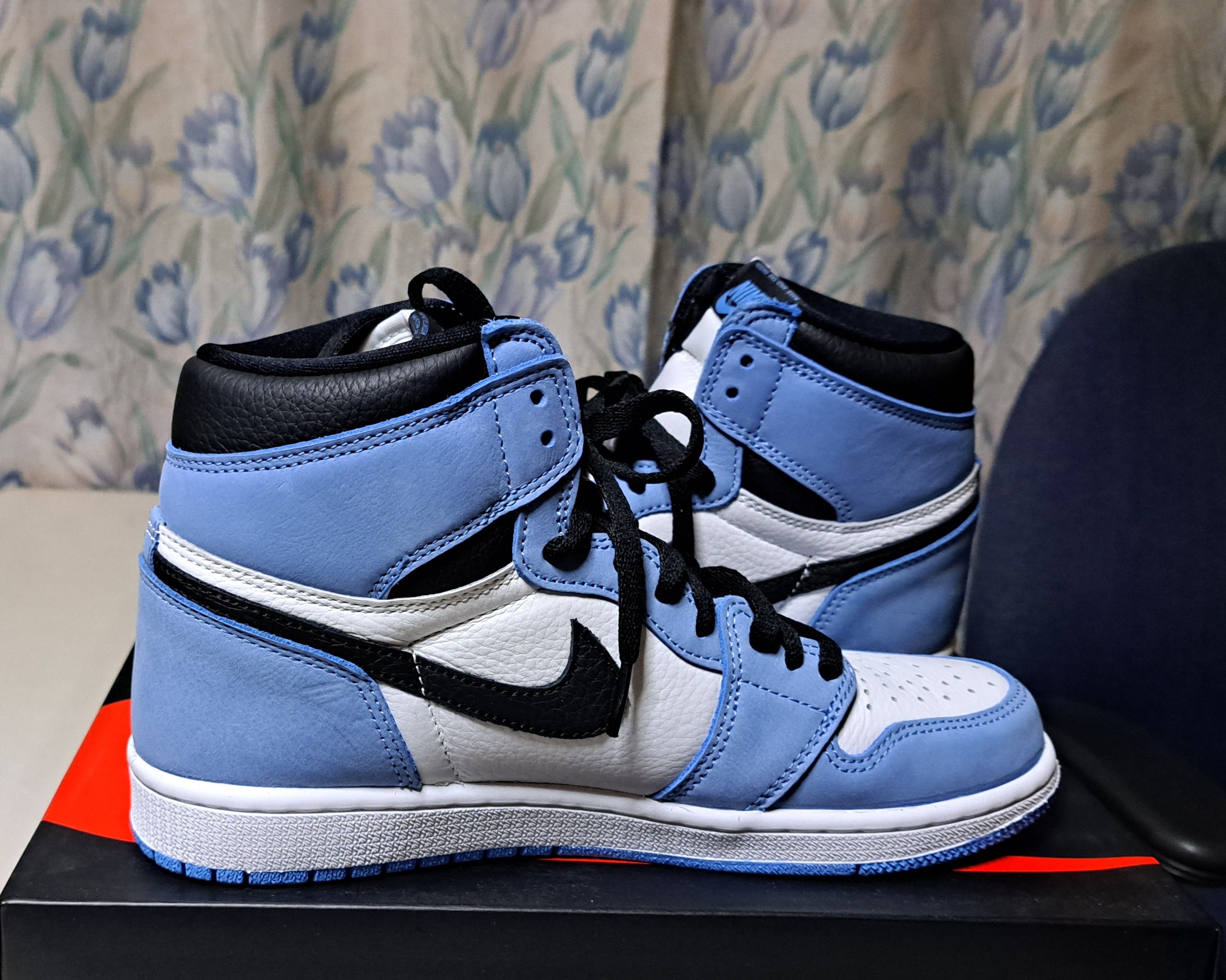Nike Air Jordan 1 High OG "University Blue"