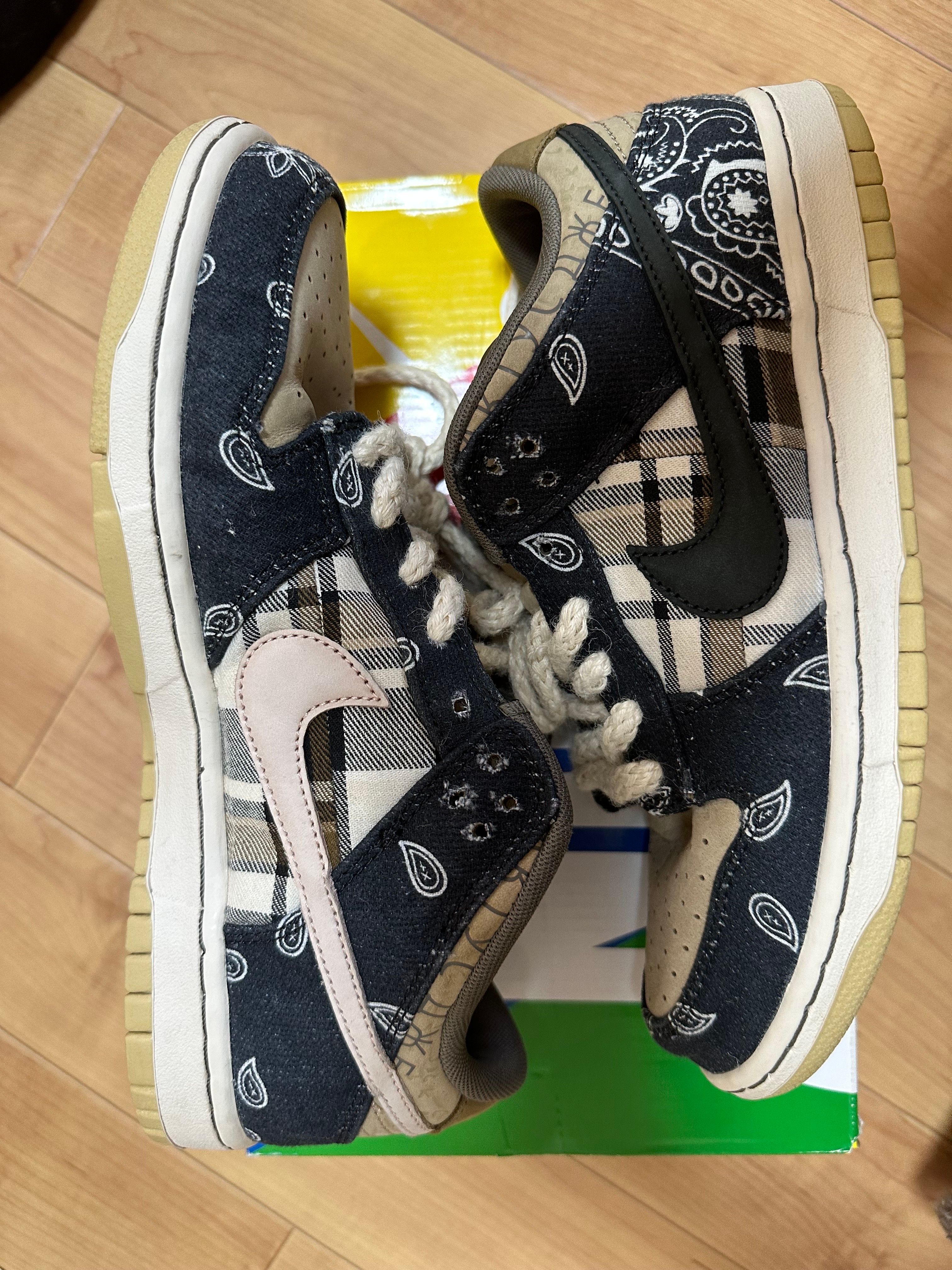 Travis Scott × Nike SB Dunk Low "Black/Parachute Beige"