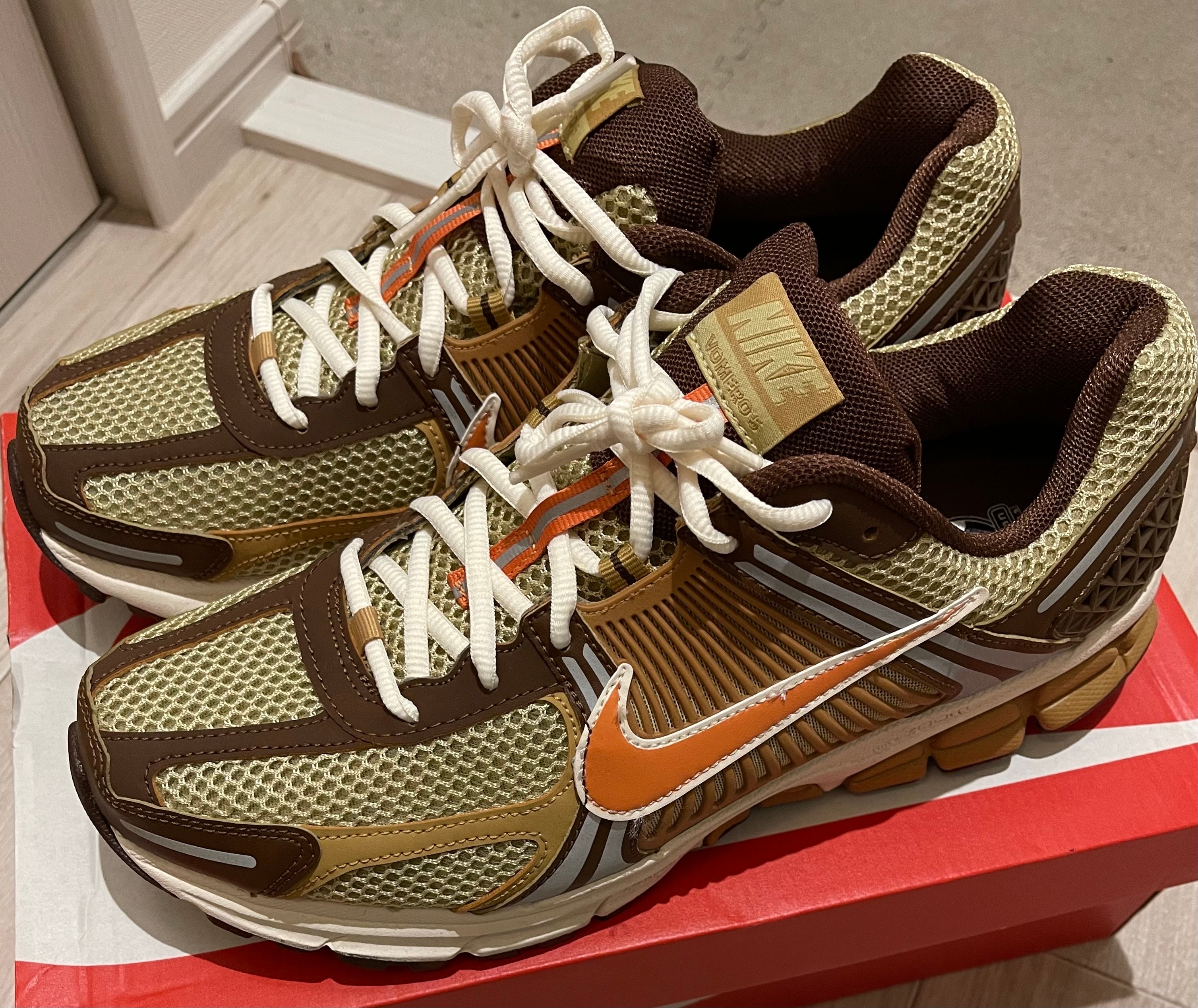 ナイキ ズーム ボメロ5 "ウィートグラス アンド カカオワウ"