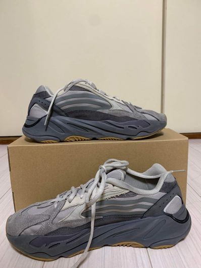 Adidas yeezy 700 shop v2 yuri