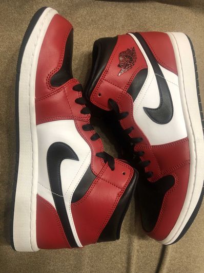 Nike Air Jordan 1 Mid "Chicago Black Toe"