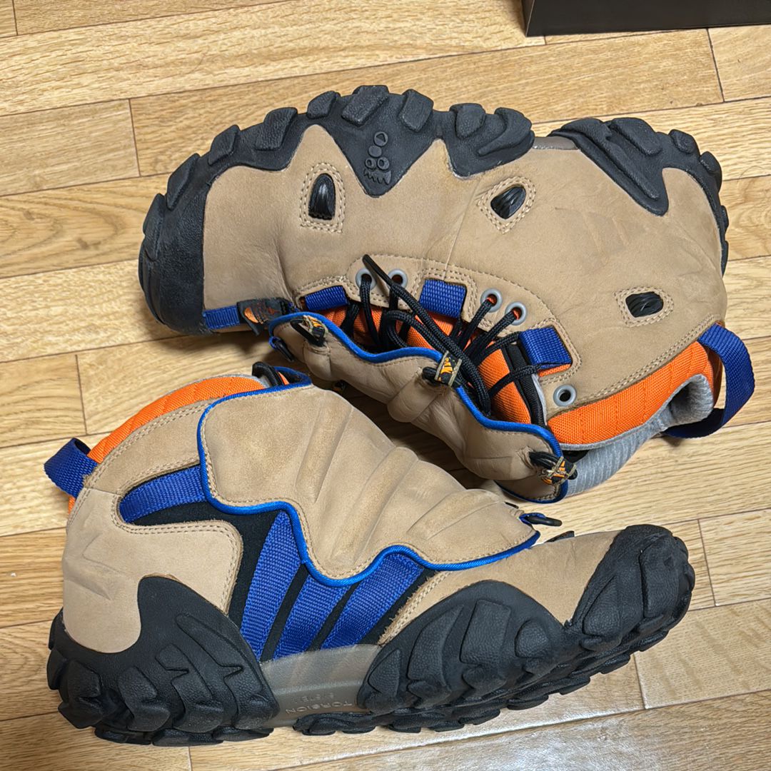 アディダス ラッドランダー EQT "パントーン"