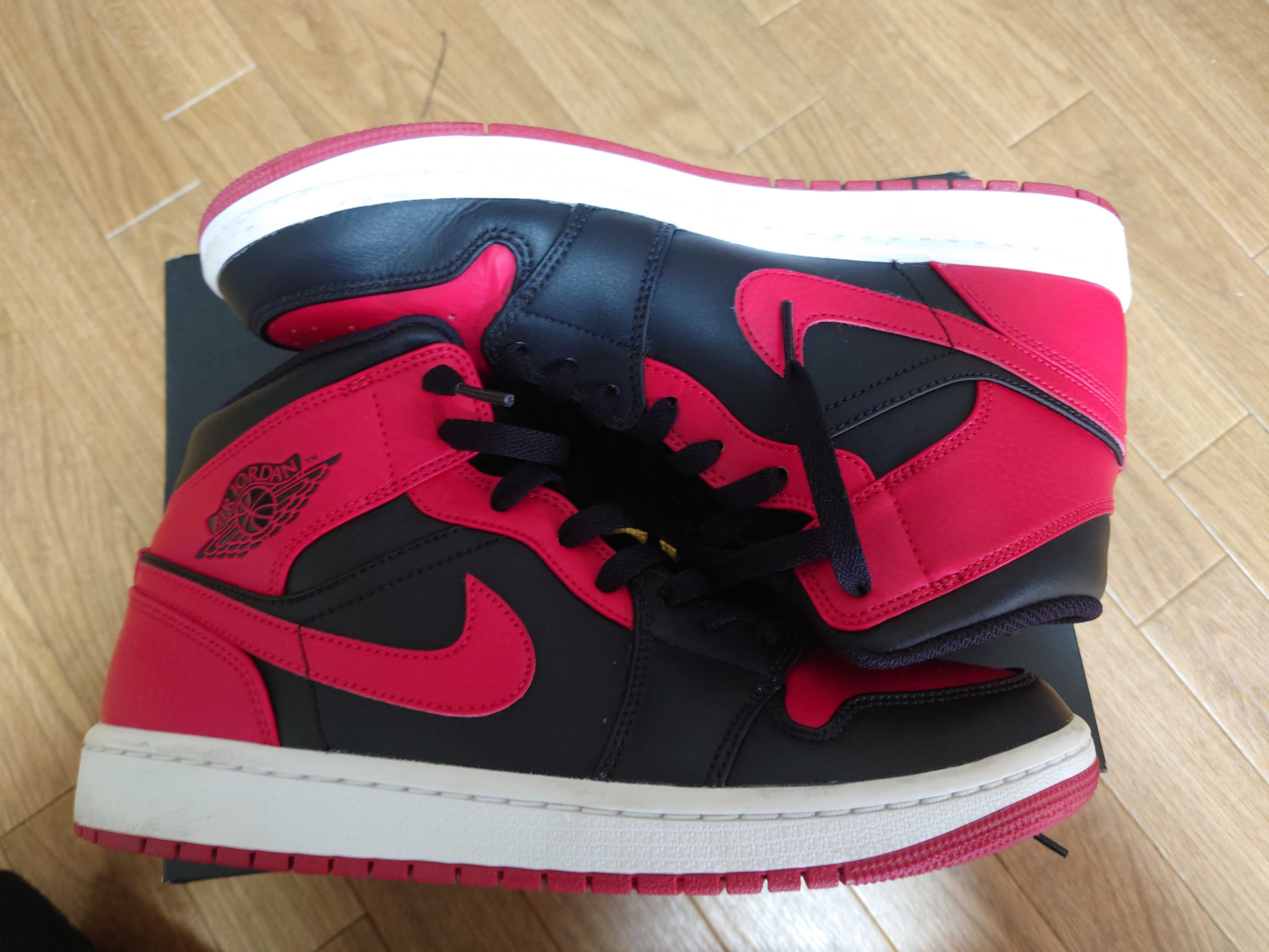 Nike Air Jordan 1 Mid "Bred"