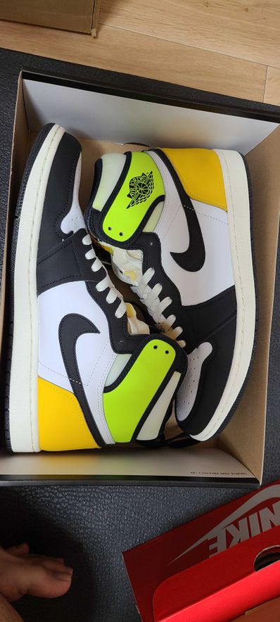 Nike Air Jordan 1 High OG "Volt Gold"