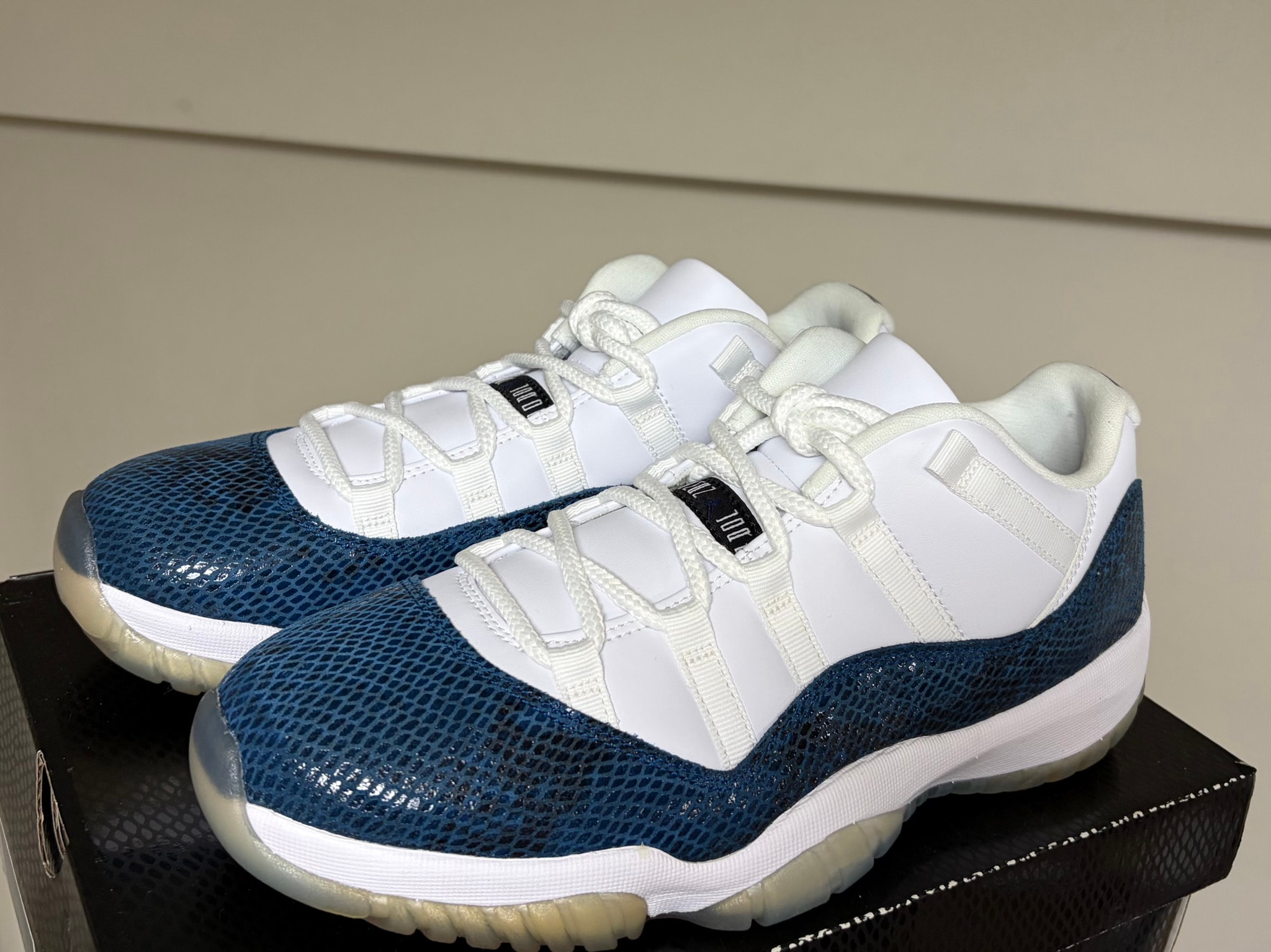 AIR JORDAN 11 LOW "SNAKESKIN"