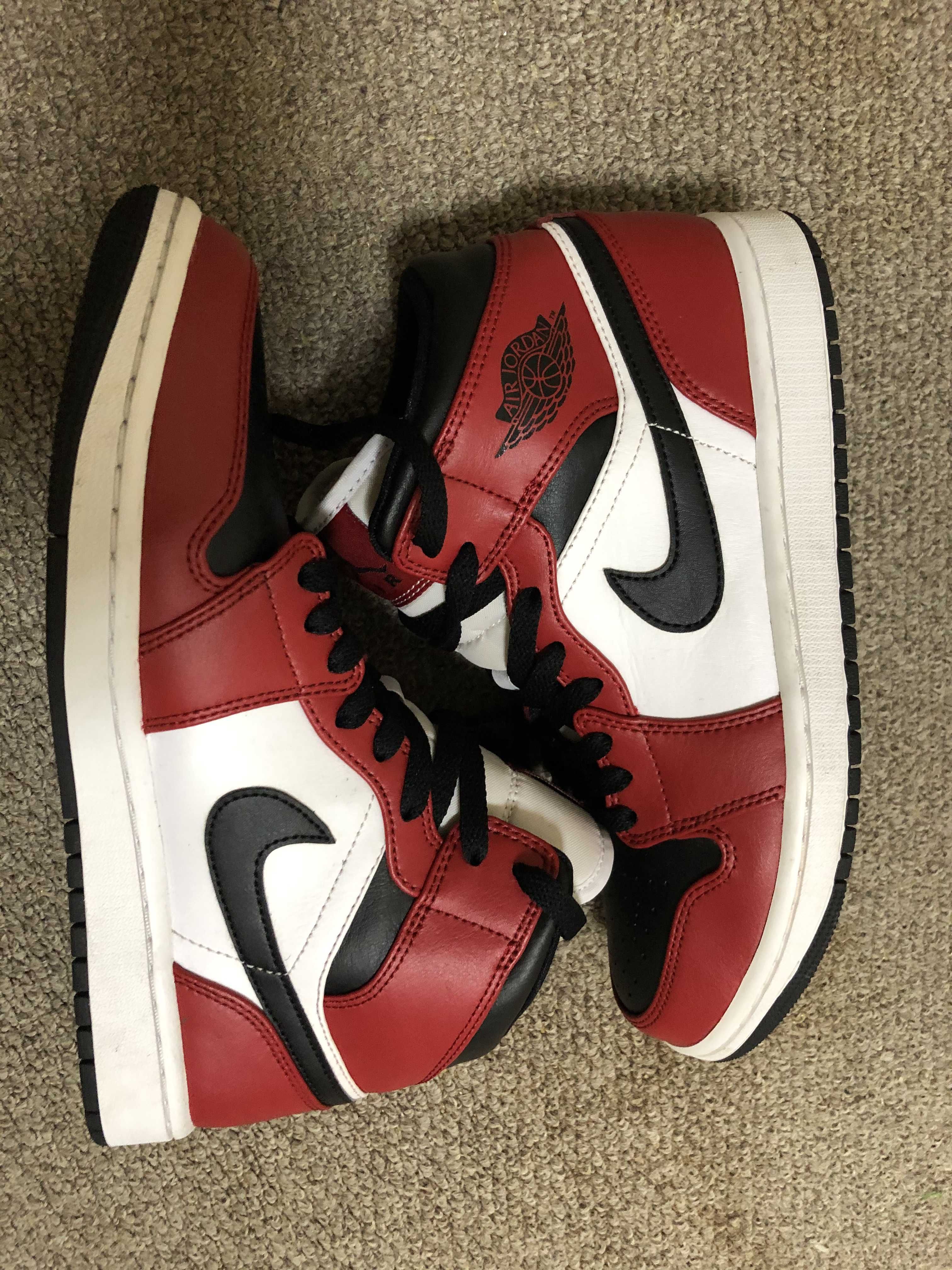 Nike Air Jordan 1 Mid "Chicago Black Toe"