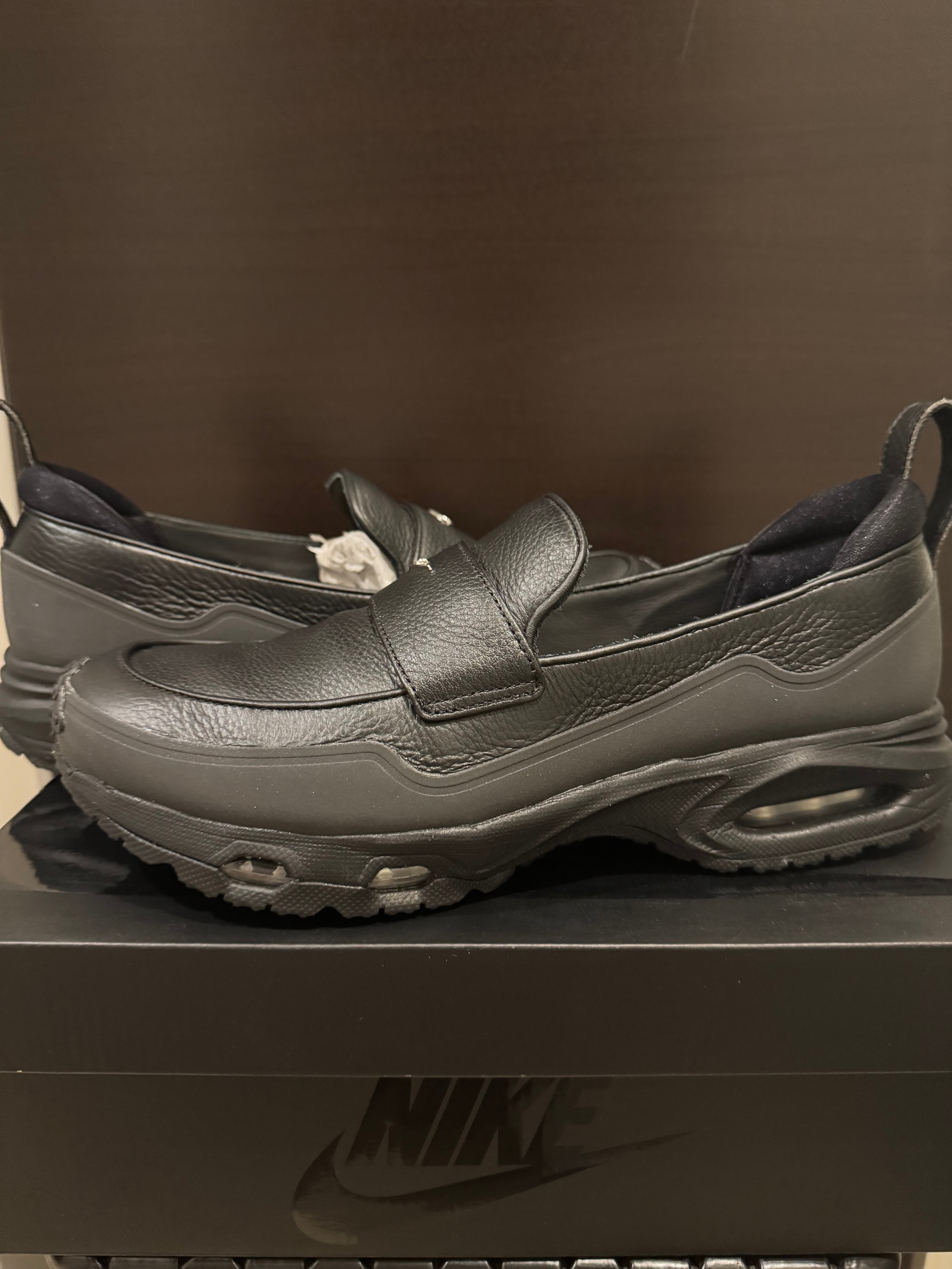 セリーナ ウィリアムズ デザインクルー × ナイキ ウィメンズ エアマックス フェノメナ "ブラック/メタリックシルバー"