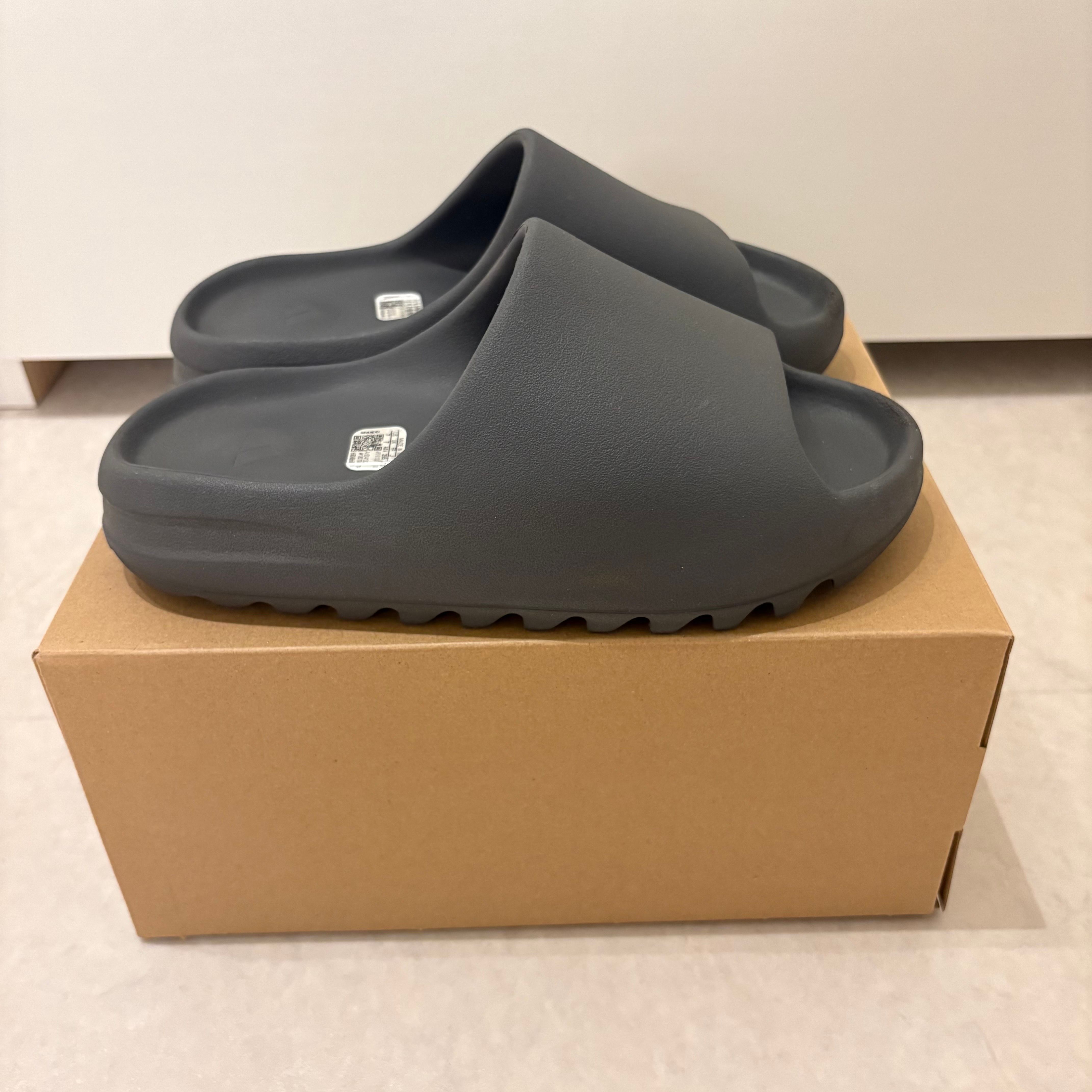 adidas イージースライド　カニエウェストスレートグレースライドサンダル アディダス adidas × カニエウエスト KANYE WEST 【 YEEZY SLIDE