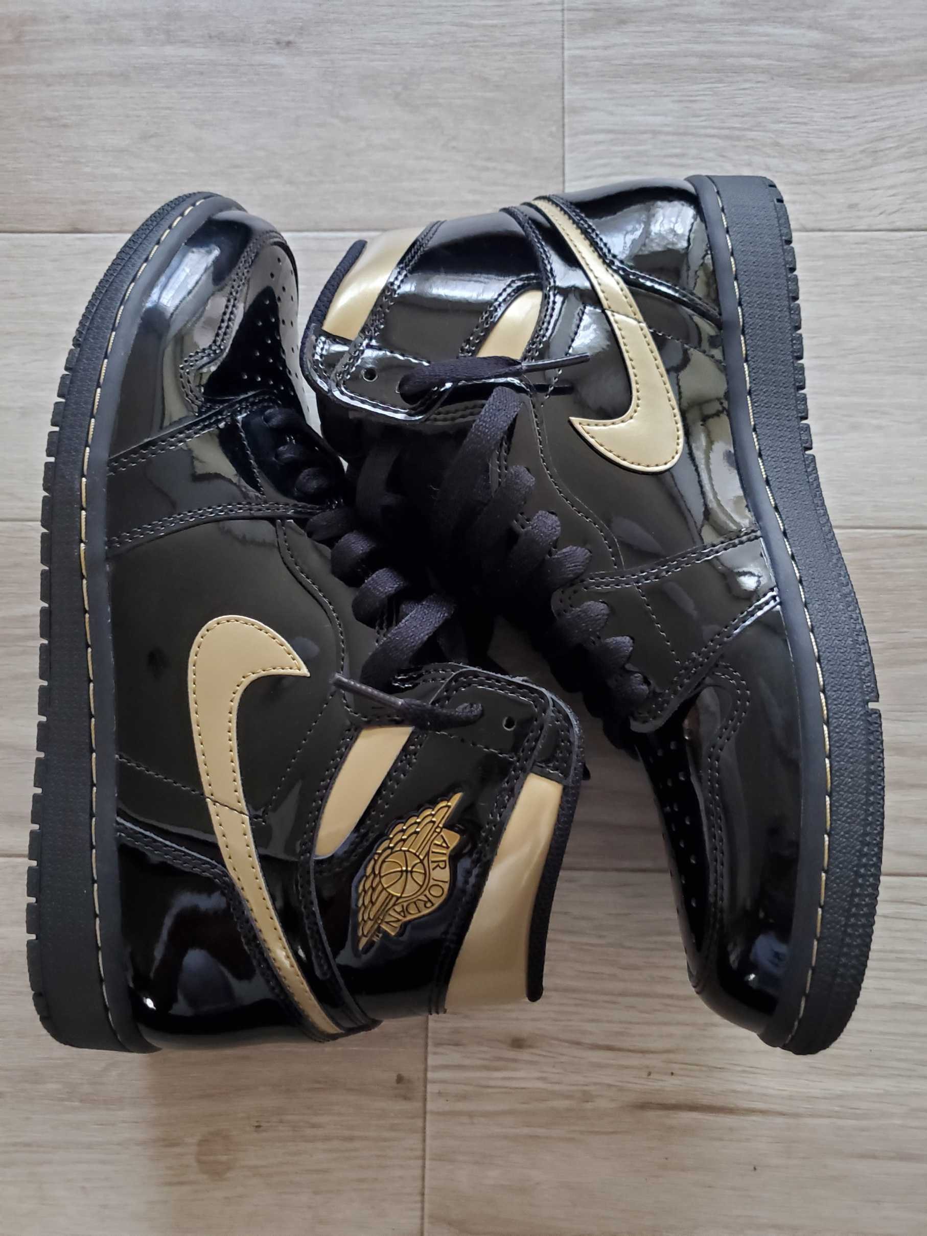 Nike Air Jordan 1 High OG "Black-Metalic Gold"