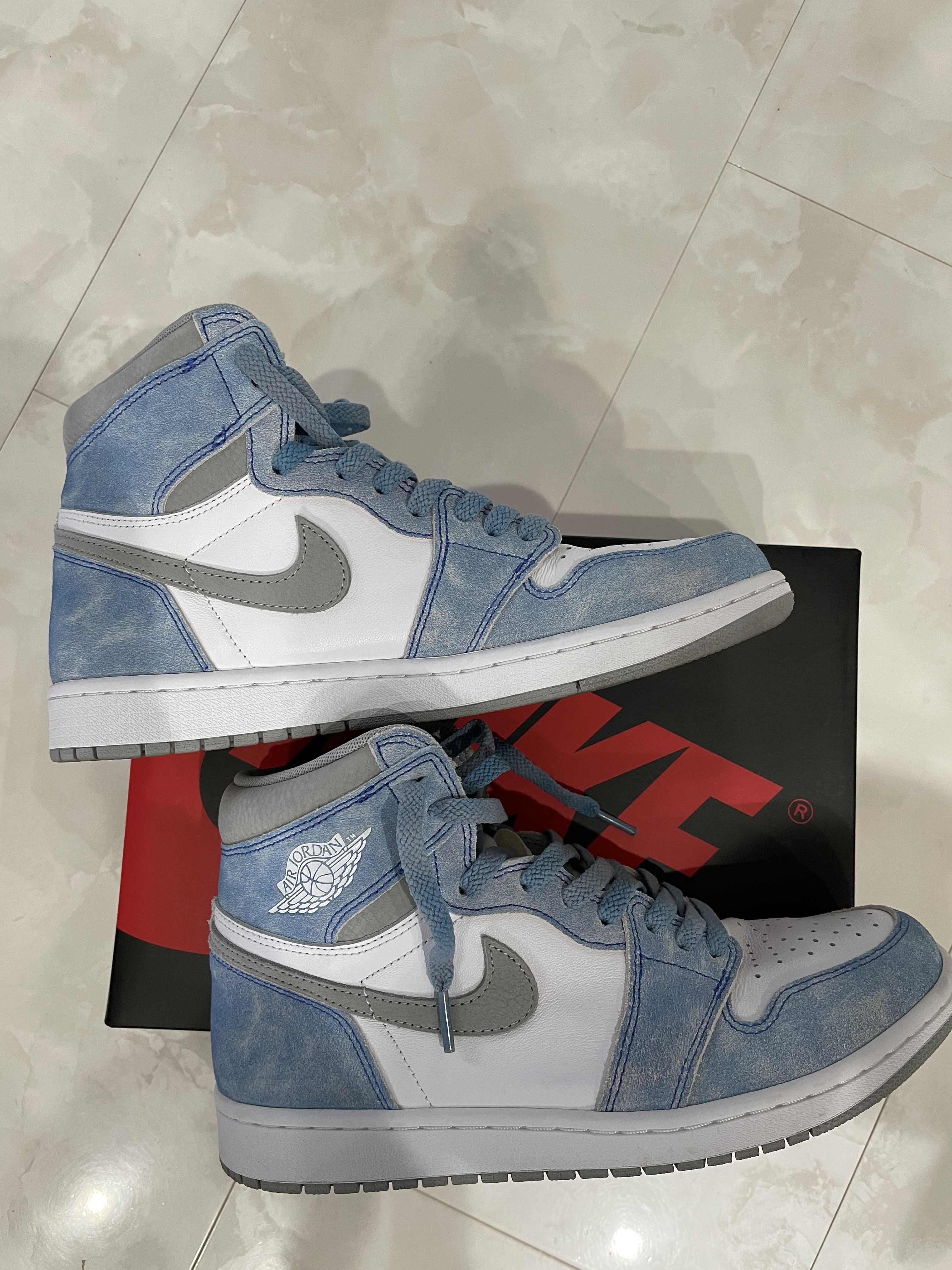 Nike Air Jordan 1 High OG "Hyper Royal"