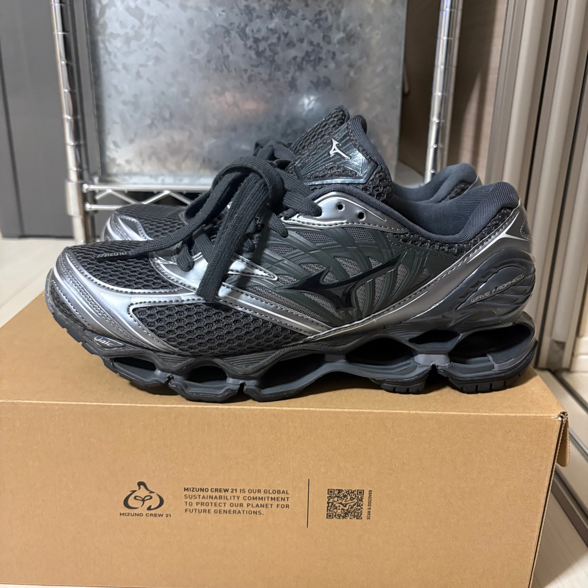 Mizuno Wave Prophecy LS "Black/Metallic Grey"