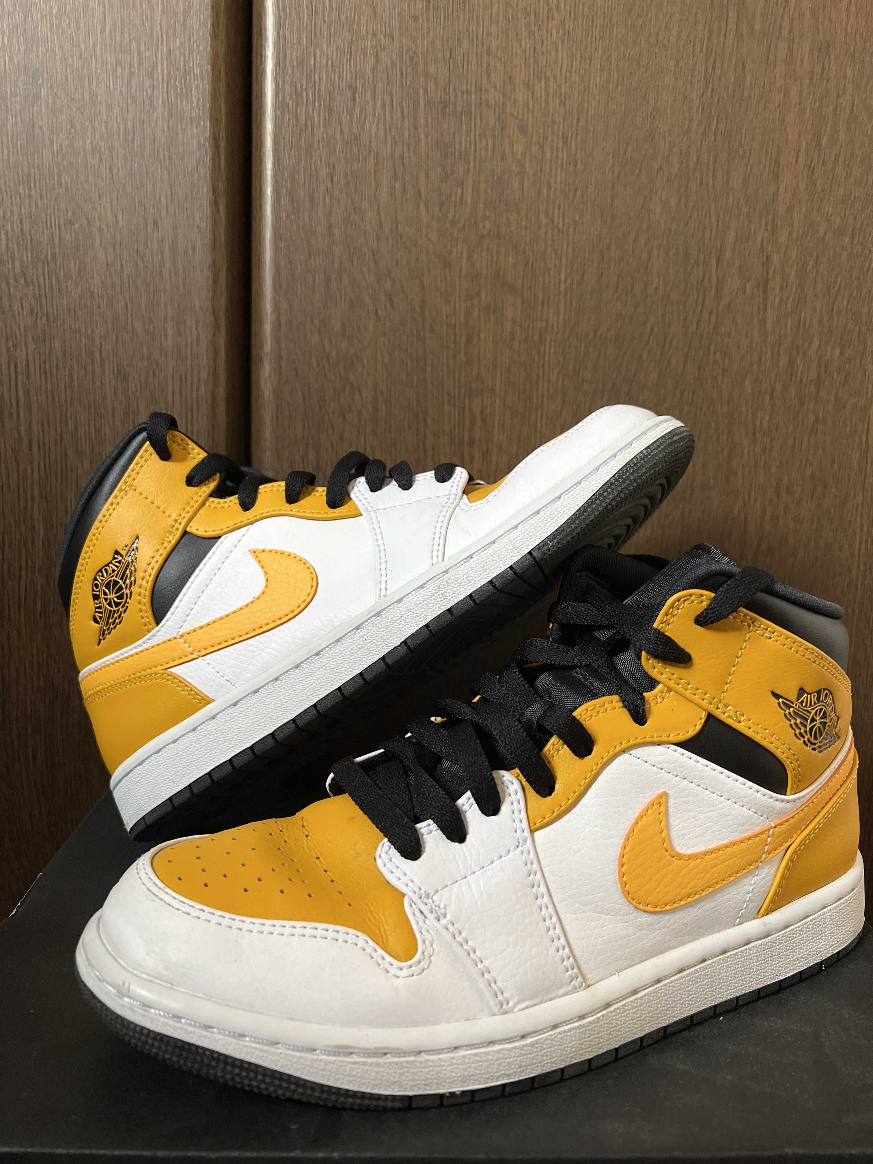 Nike Air Jordan 1 Mid "University Gold"