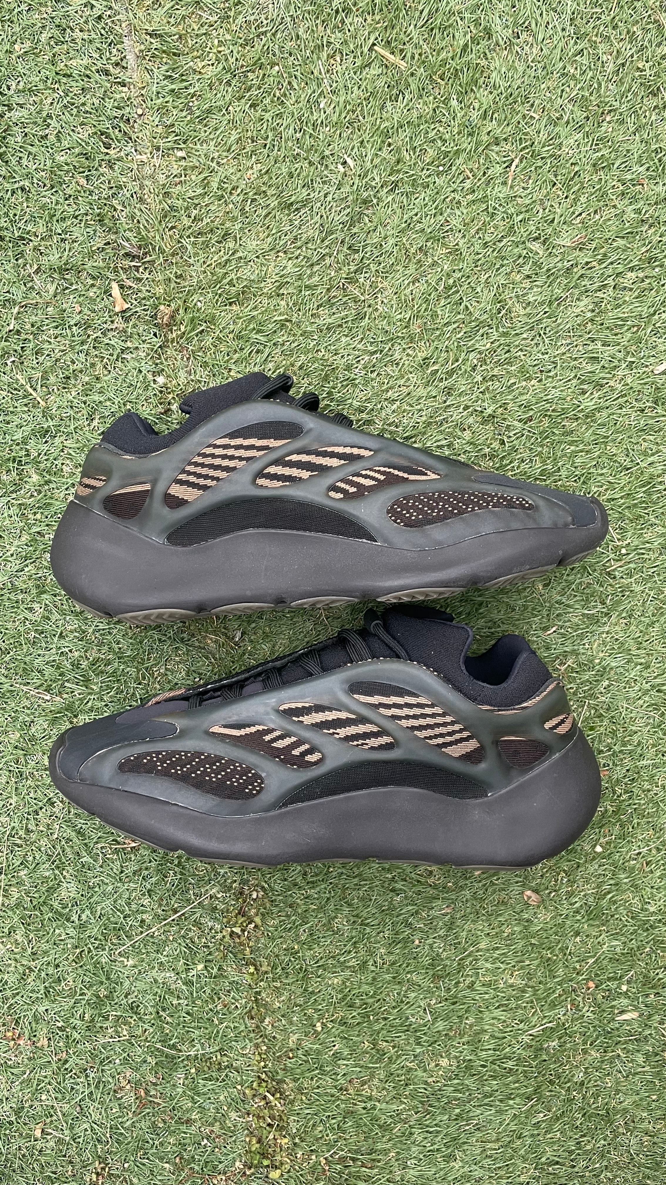 アディダス イージー700V3 "クレイブラウン"