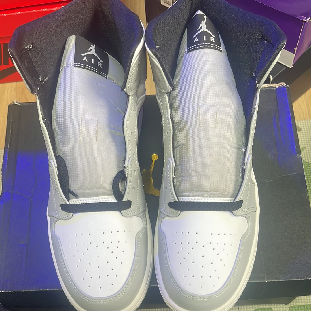 Nike Air Jordan 1 Mid "Light Smoke Grey/White/Black"