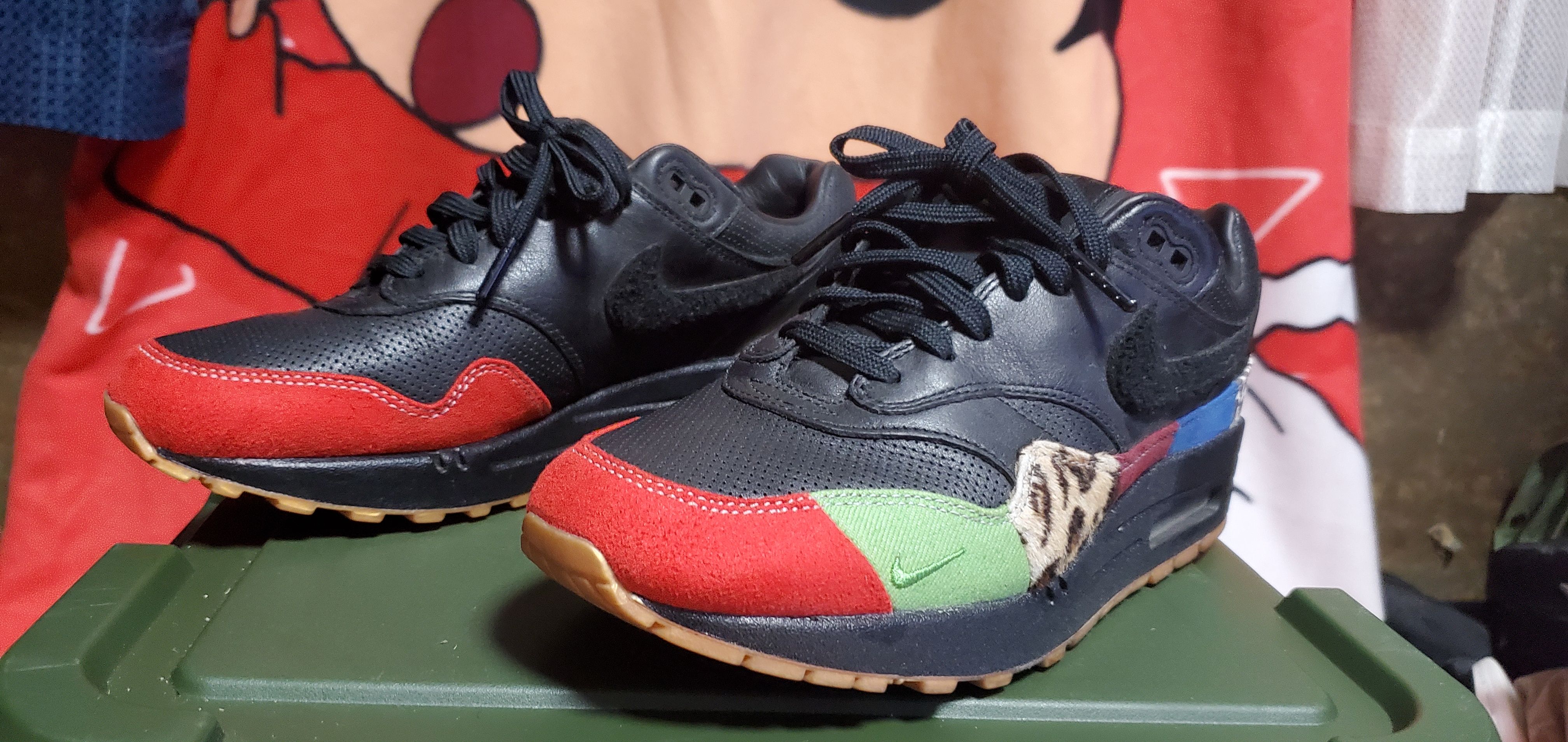 NIKE AIR MAX 1 MASTER "BLACK/BLACK-UNIVERSITY RED-INTERNATIONAL BLUE"