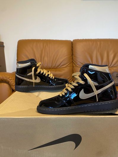 Nike Air Jordan 1 High OG "Black-Metalic Gold"