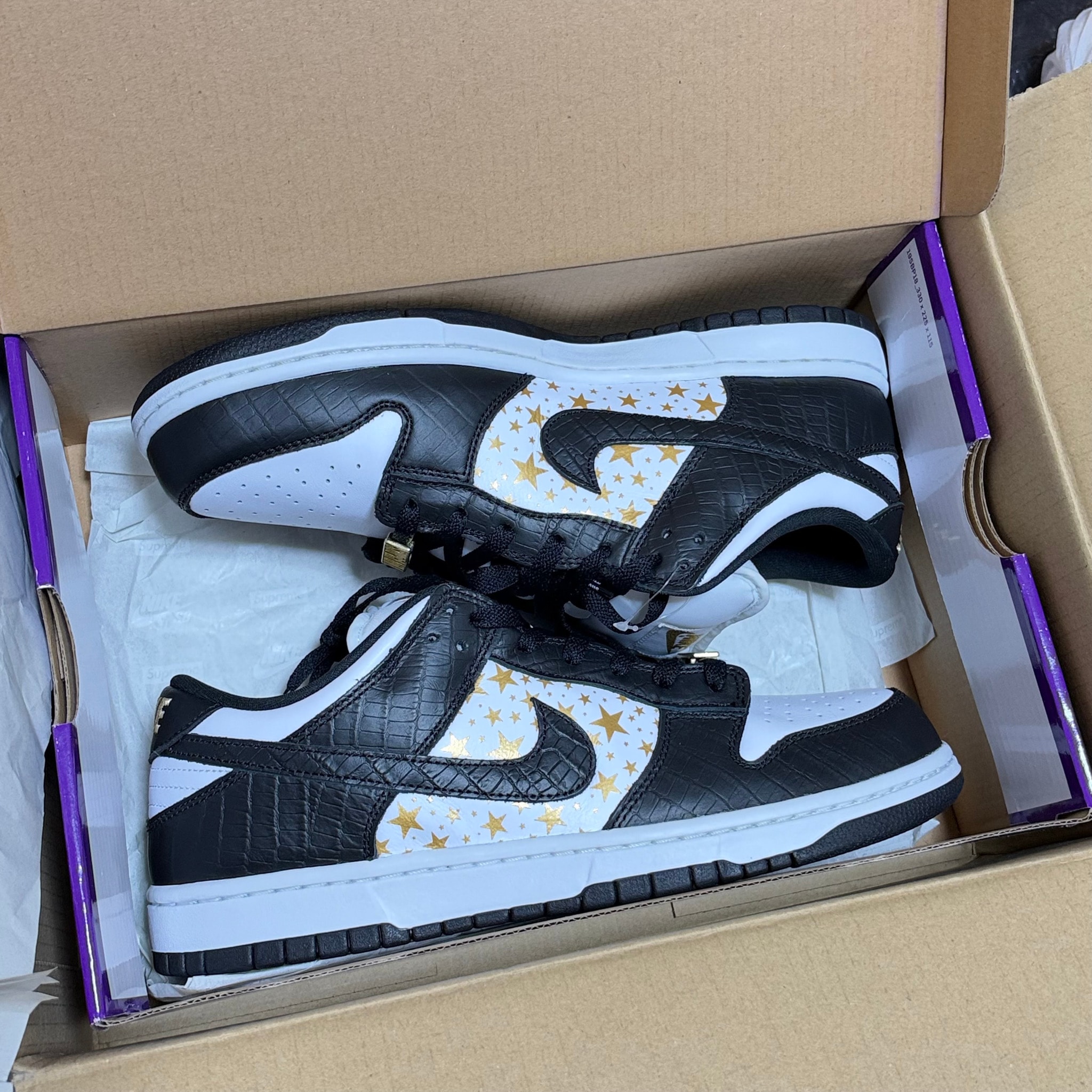 Supreme × Nike SB Dunk Low OG QS Gold Stars "White/Black"