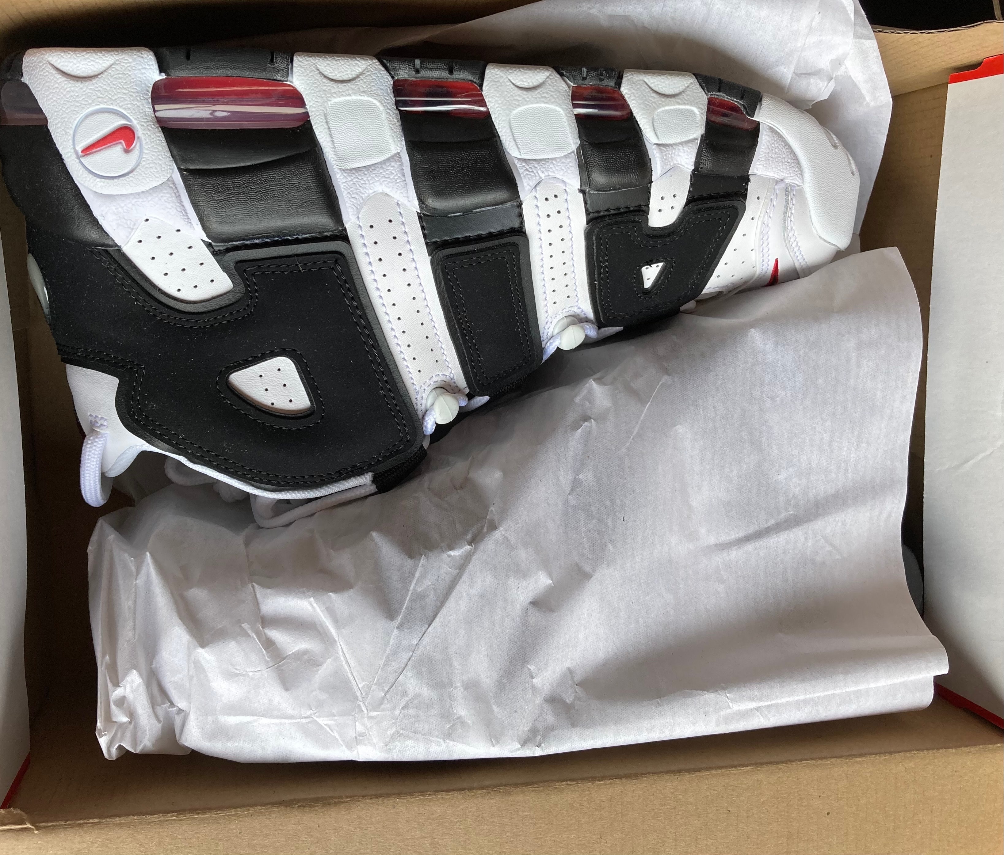 NIKE AIR MORE UPTEMPO "WHITE/BLACK/UNIVERSITY RED"(2020)