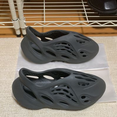 adidas YEEZY Foam Runner "Carbon"