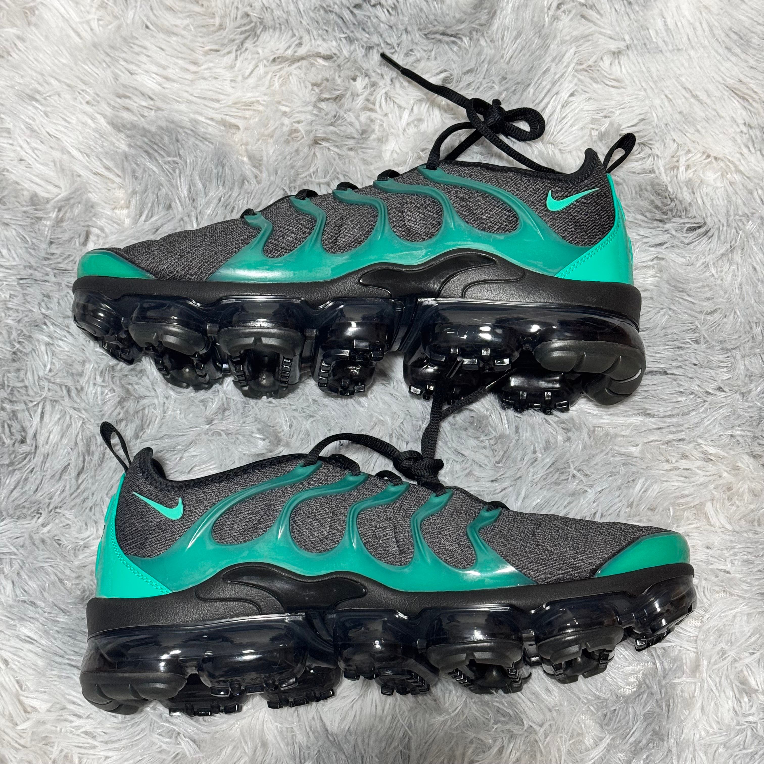 ナイキ エアヴェイパーマックス プラス "ブラック/クリアエメラルド/クールグレー"