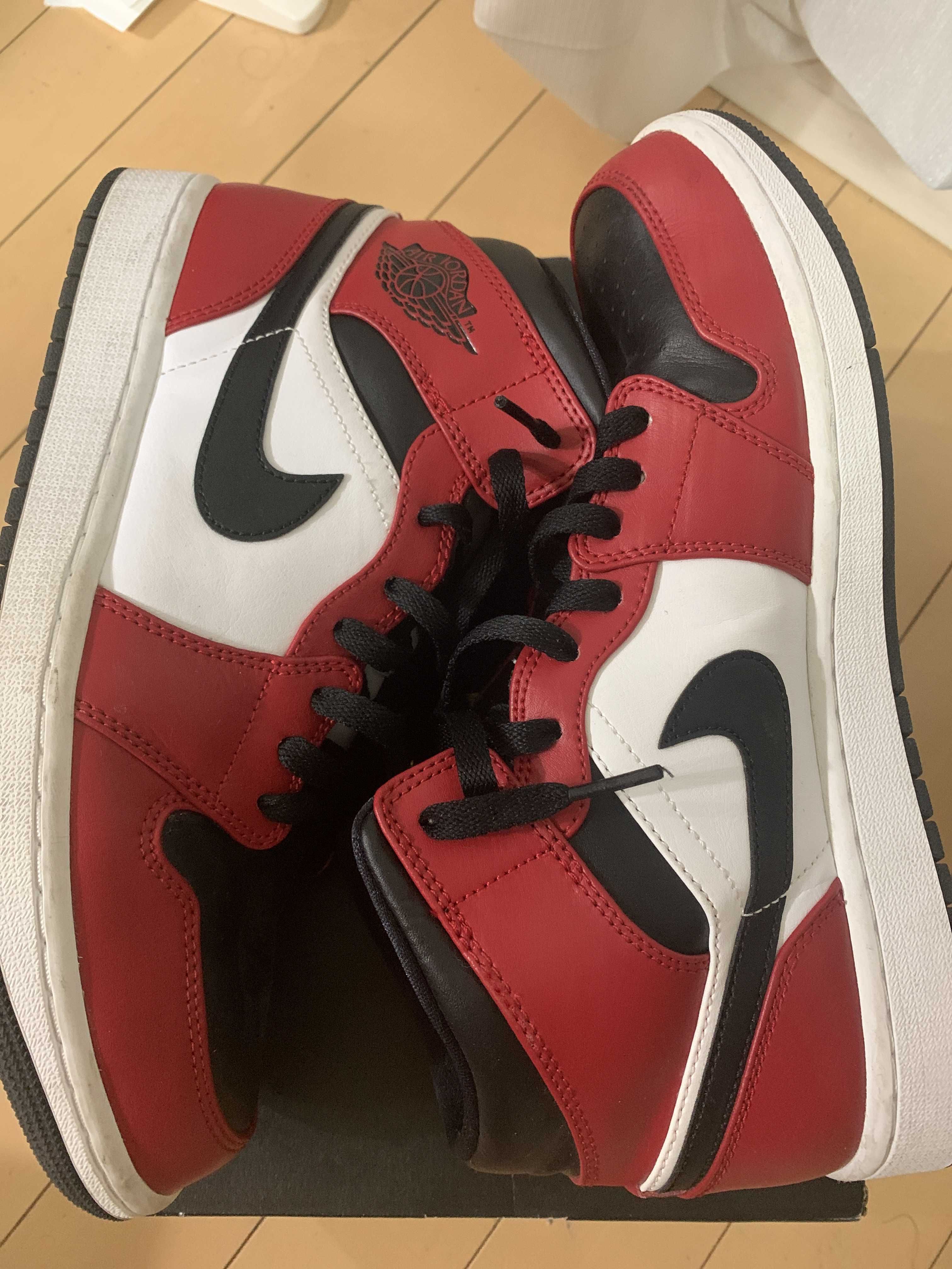 Nike Air Jordan 1 Mid "Chicago Black Toe"