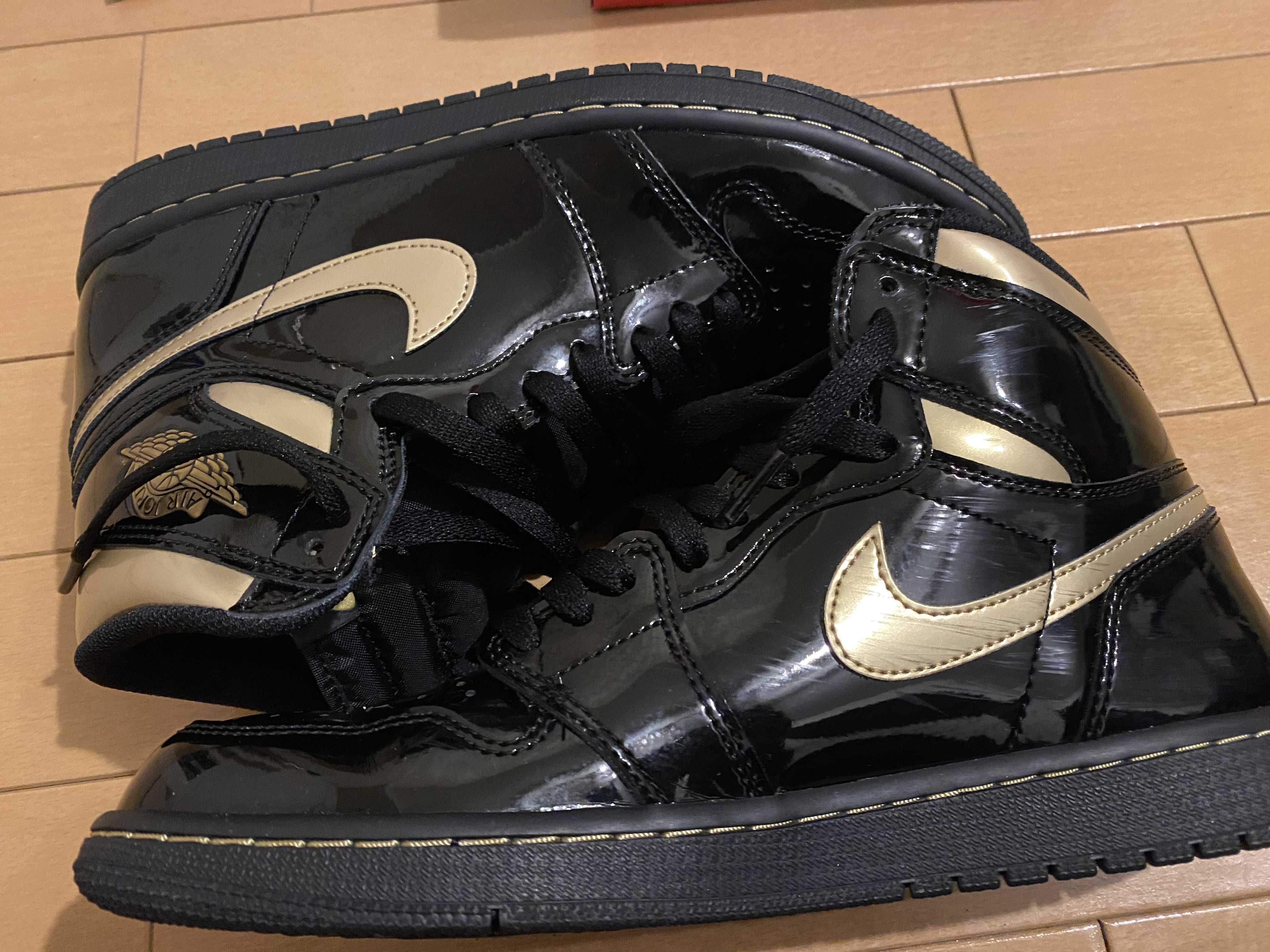 Nike Air Jordan 1 High OG "Black-Metalic Gold"