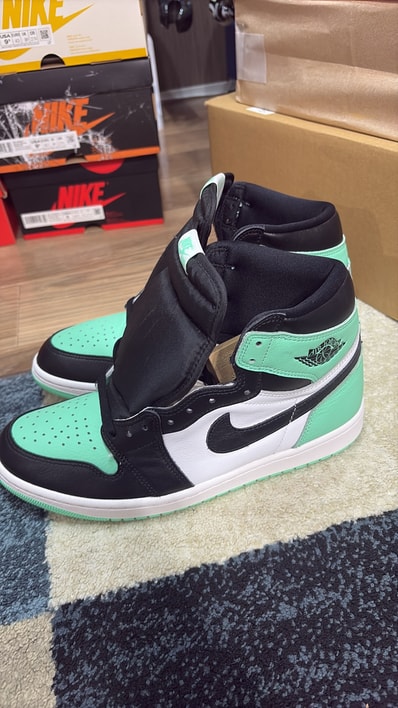 Nike Air Jordan 1 High OG "Green Glow"