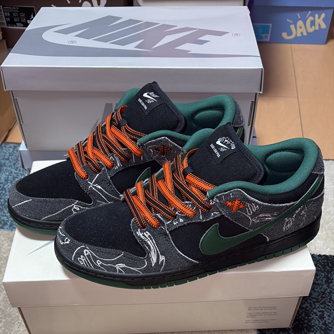 There Skateboards × Nike SB Dunk Low Pro "Anthracite and Gorge Green"
