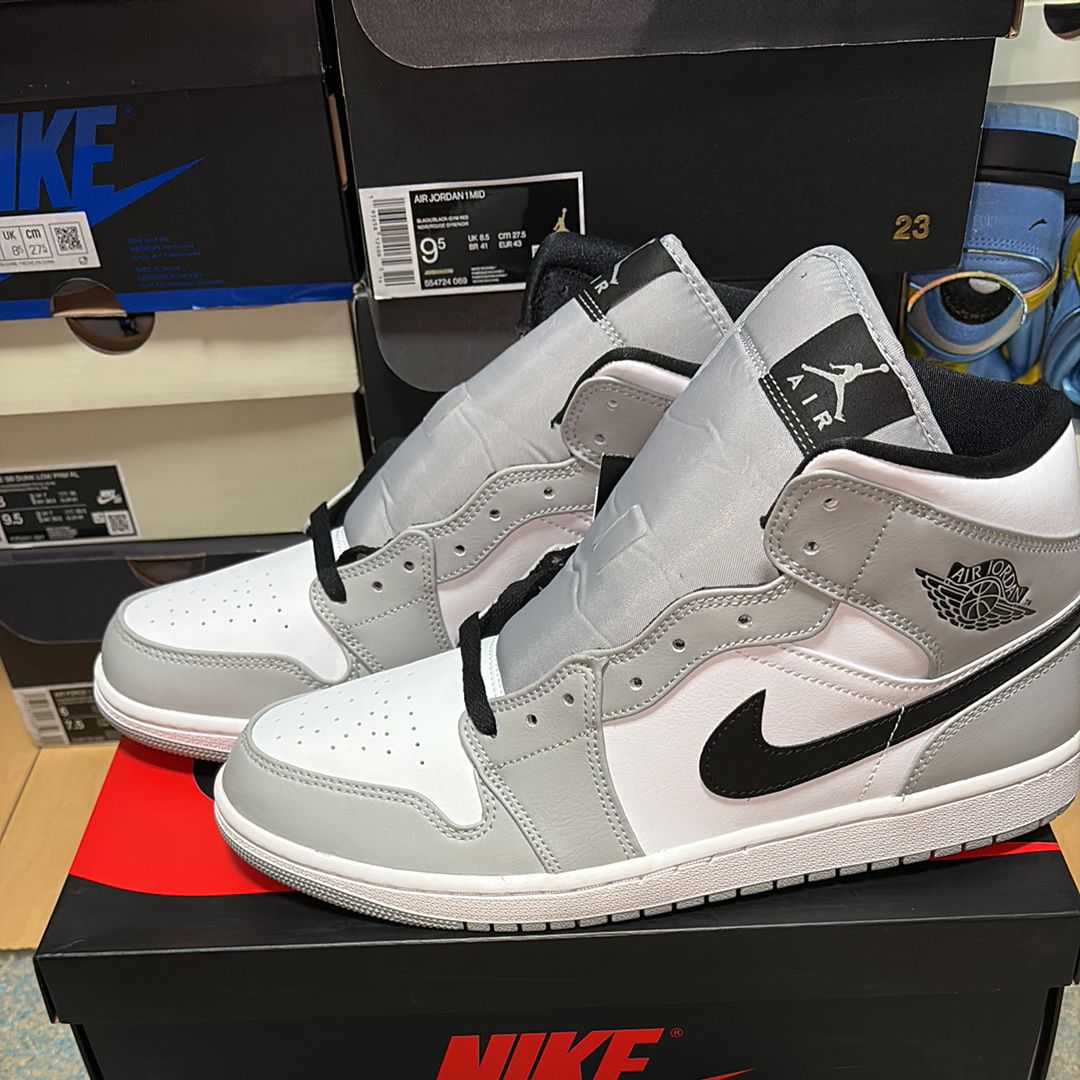 Nike Air Jordan 1 Mid "Light Smoke Grey/White/Black"