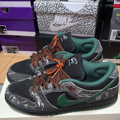 There Skateboards × Nike SB Dunk Low Pro "Anthracite and Gorge Green"