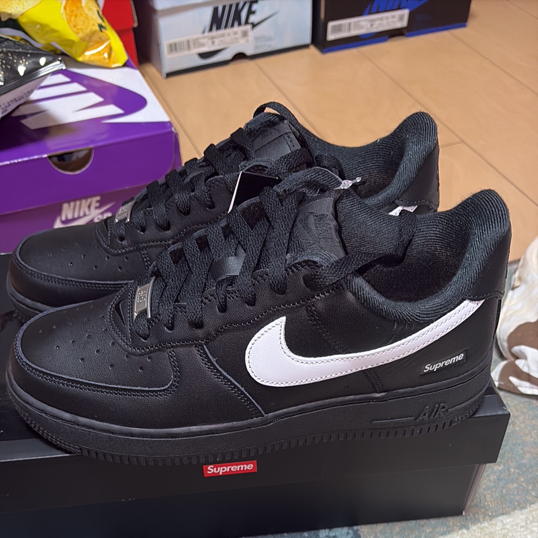 シュプリーム × ナイキ エアフォース1 ロー "ブラック/ホワイト"