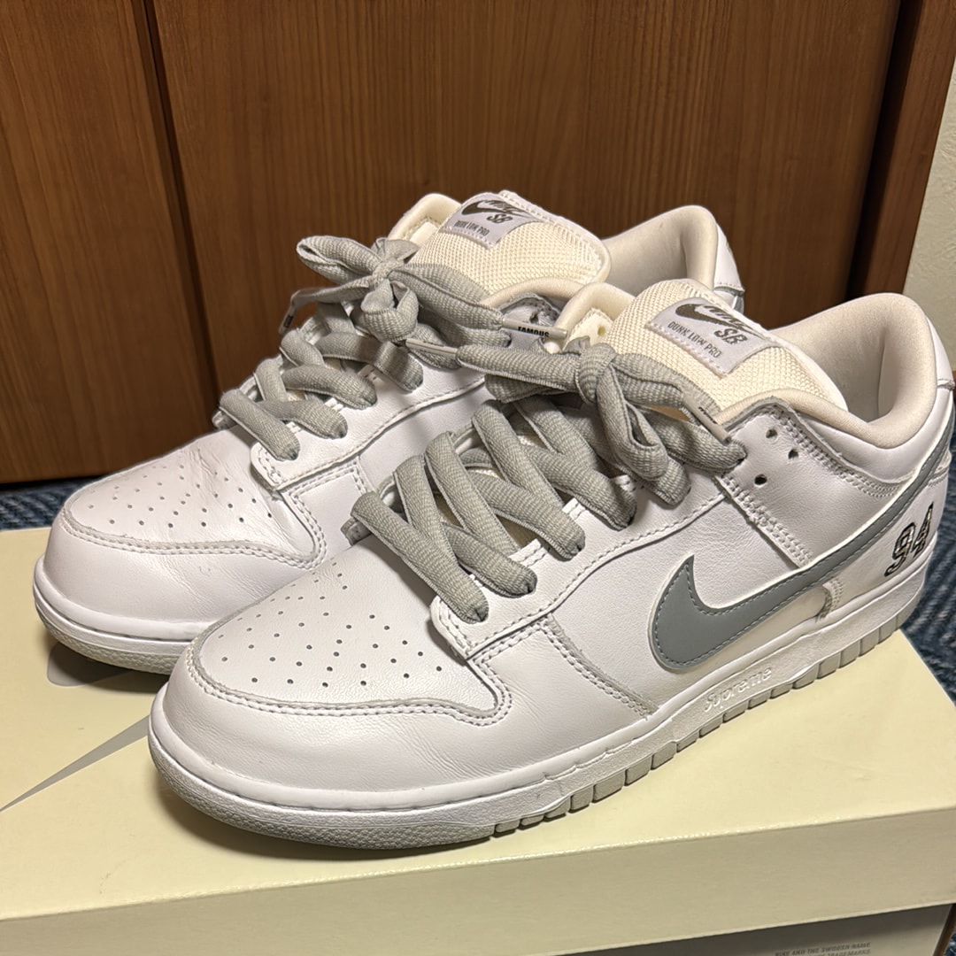 Supreme × Nike SB Dunk Low "White/Metallic Silver" (25FW Week2)