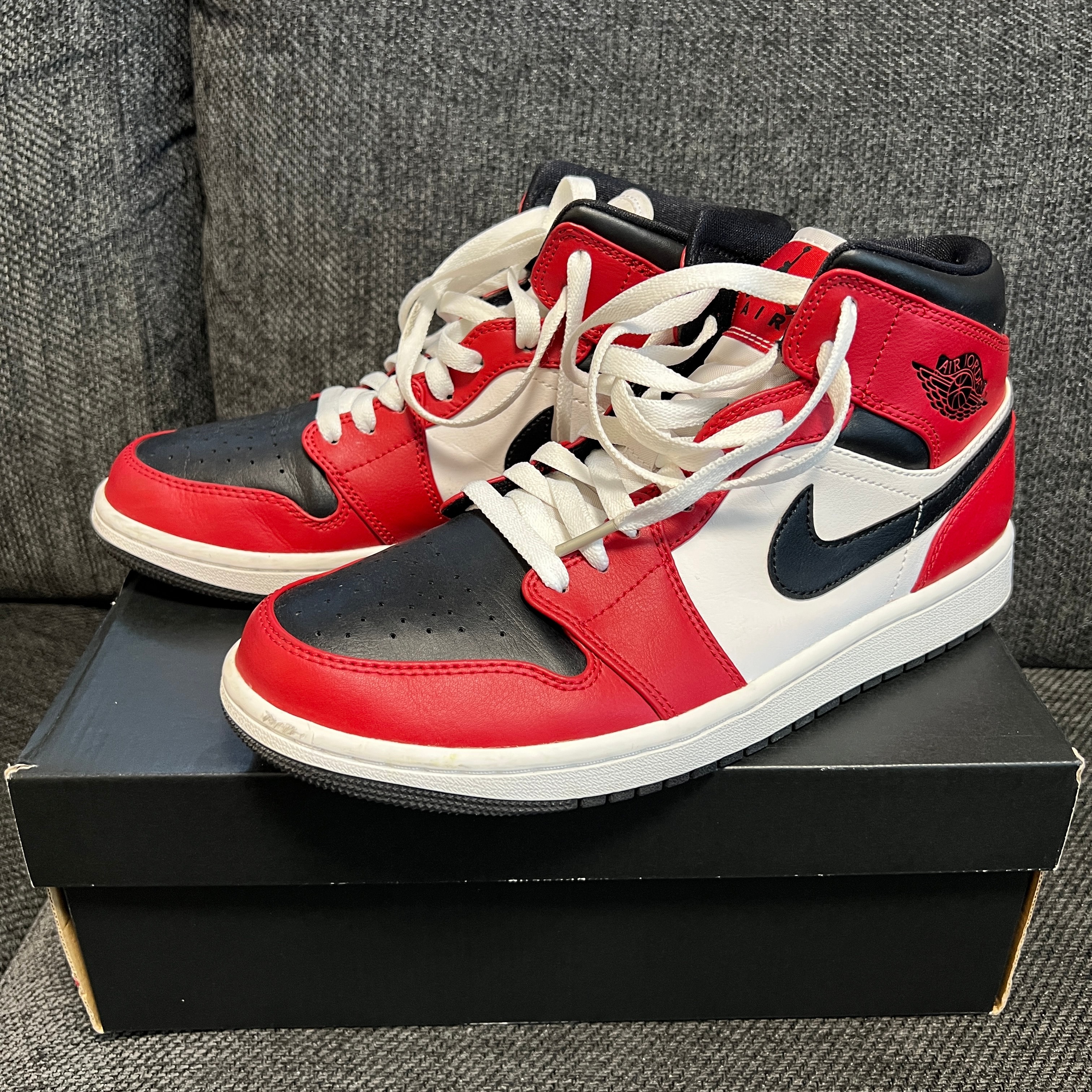 Nike Air Jordan 1 Mid "Chicago Black Toe" (2025)